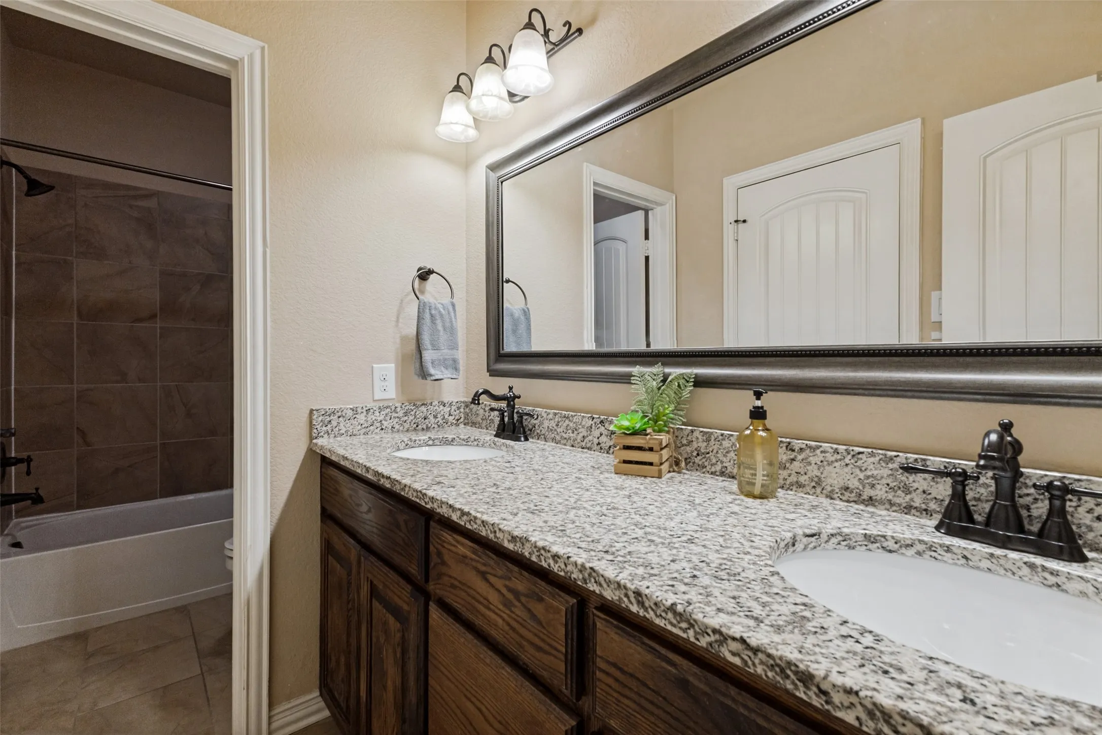Townhouse For Sale in Dallas County , 2211 Eriksson Lane, Dallas, Texas 75204, 3 Bedroom, 3 Bathroom, 2 Garage spaces, 1,912 Sqft, built in 2013, mls#21396970, Real Estate Agent in Dallas, Homes For Sale in Dallas county, Homes For Sale in Dallas, Realtor in Dallas Texas, Real Estate Brokerage Independent Realty Texas, Luminita Cordes Realtor