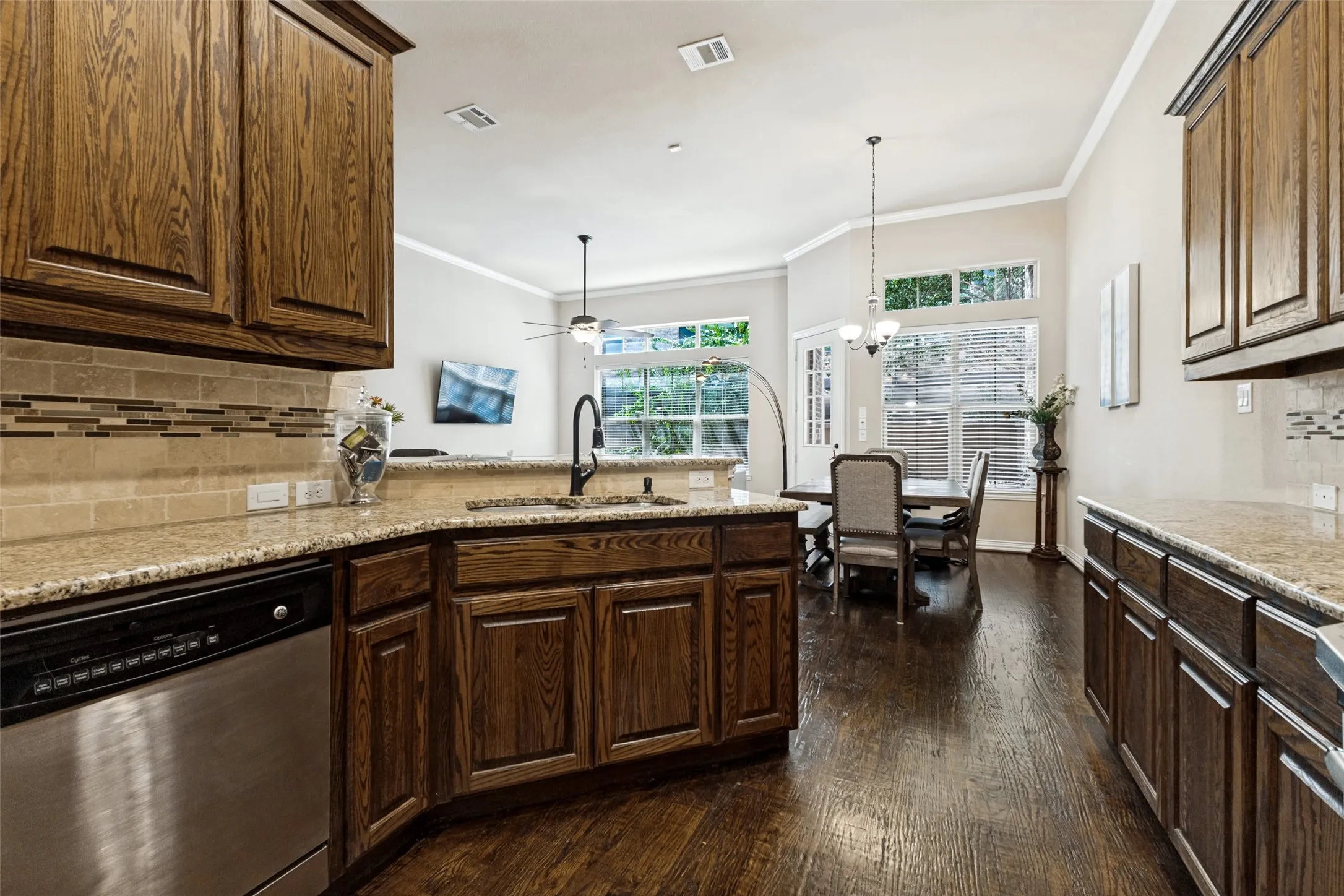 Townhouse For Sale in Dallas County , 2211 Eriksson Lane, Dallas, Texas 75204, 3 Bedroom, 3 Bathroom, 2 Garage spaces, 1,912 Sqft, built in 2013, mls#21396970, Real Estate Agent in Dallas, Homes For Sale in Dallas county, Homes For Sale in Dallas, Realtor in Dallas Texas, Real Estate Brokerage Independent Realty Texas, Luminita Cordes Realtor