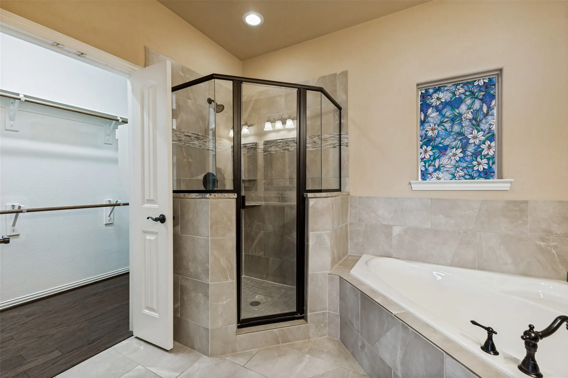 Townhouse For Sale in Dallas County , 2211 Eriksson Lane, Dallas, Texas 75204, 3 Bedroom, 3 Bathroom, 2 Garage spaces, 1,912 Sqft, built in 2013, mls#21396970, Real Estate Agent in Dallas, Homes For Sale in Dallas county, Homes For Sale in Dallas, Realtor in Dallas Texas, Real Estate Brokerage Independent Realty Texas, Luminita Cordes Realtor