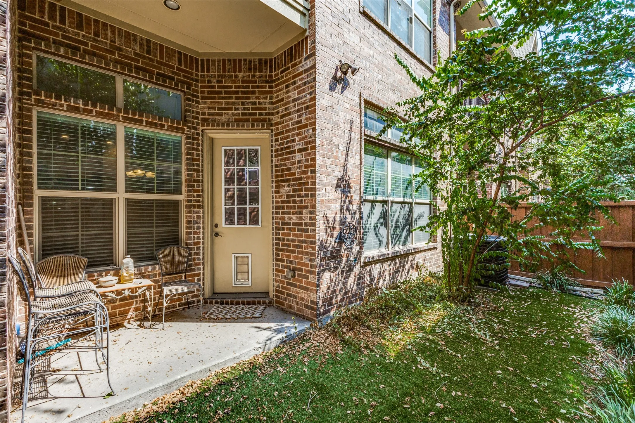Townhouse For Sale in Dallas County , 2211 Eriksson Lane, Dallas, Texas 75204, 3 Bedroom, 3 Bathroom, 2 Garage spaces, 1,912 Sqft, built in 2013, mls#21396970, Real Estate Agent in Dallas, Homes For Sale in Dallas county, Homes For Sale in Dallas, Realtor in Dallas Texas, Real Estate Brokerage Independent Realty Texas, Luminita Cordes Realtor