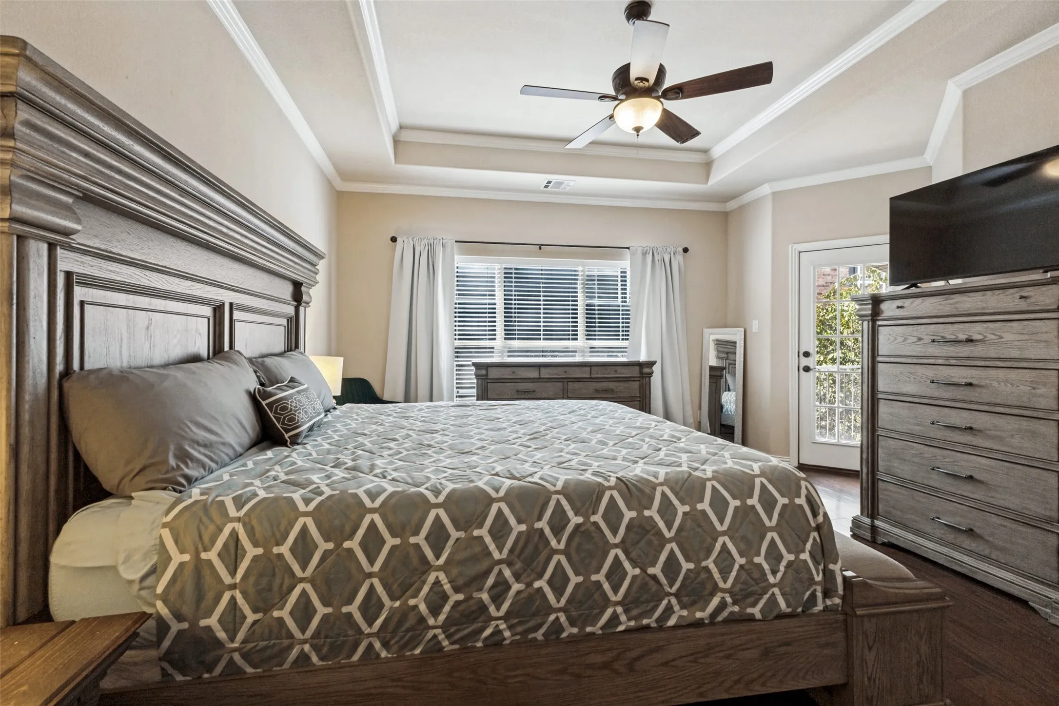 Townhouse For Sale in Dallas County , 2211 Eriksson Lane, Dallas, Texas 75204, 3 Bedroom, 3 Bathroom, 2 Garage spaces, 1,912 Sqft, built in 2013, mls#21396970, Real Estate Agent in Dallas, Homes For Sale in Dallas county, Homes For Sale in Dallas, Realtor in Dallas Texas, Real Estate Brokerage Independent Realty Texas, Luminita Cordes Realtor