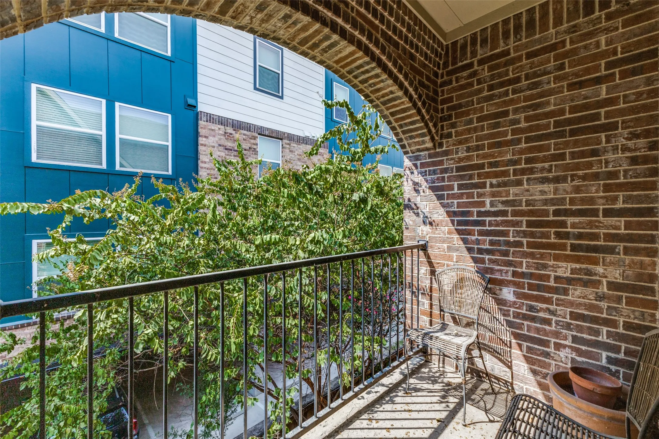 Townhouse For Sale in Dallas County , 2211 Eriksson Lane, Dallas, Texas 75204, 3 Bedroom, 3 Bathroom, 2 Garage spaces, 1,912 Sqft, built in 2013, mls#21396970, Real Estate Agent in Dallas, Homes For Sale in Dallas county, Homes For Sale in Dallas, Realtor in Dallas Texas, Real Estate Brokerage Independent Realty Texas, Luminita Cordes Realtor