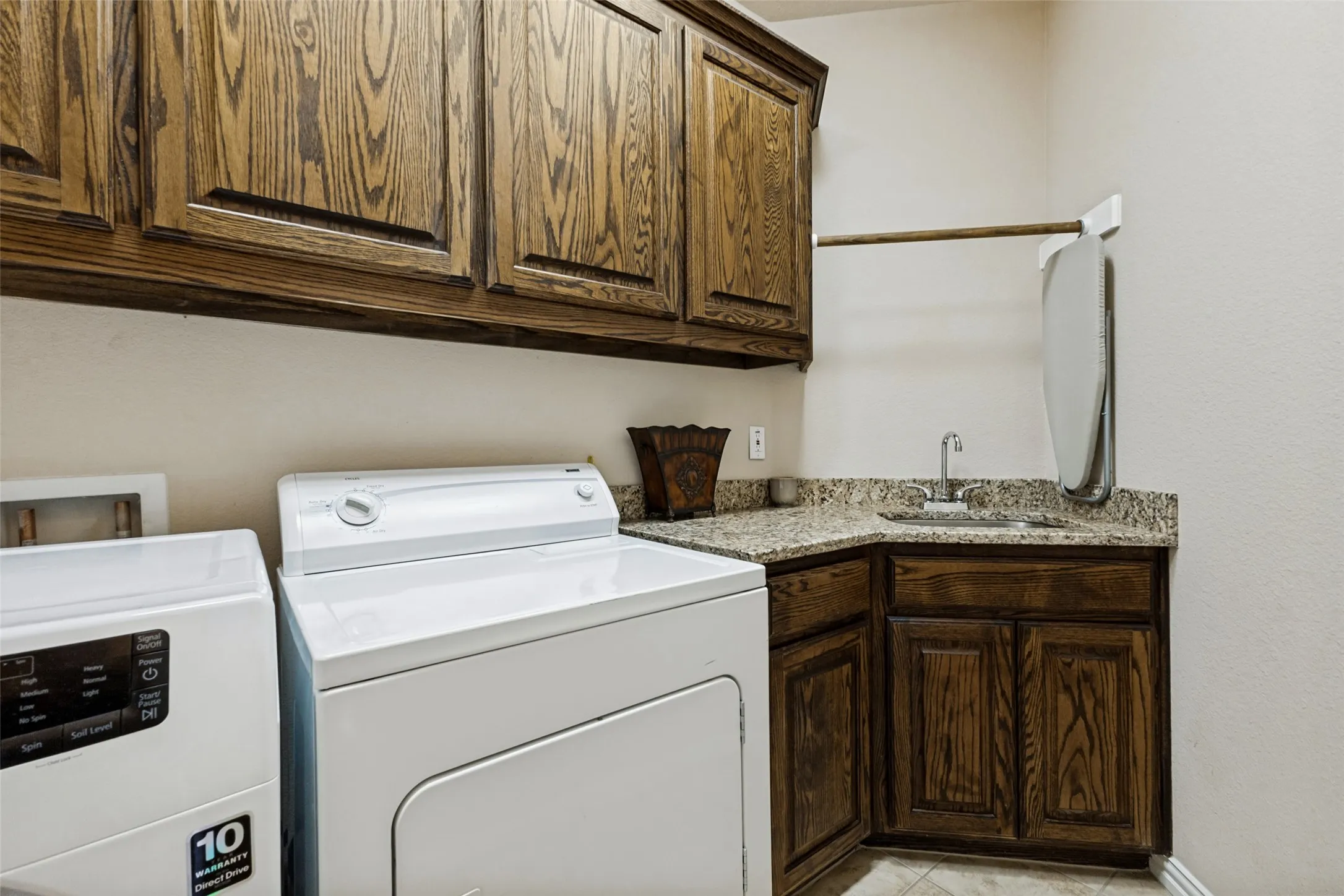 Townhouse For Sale in Dallas County , 2211 Eriksson Lane, Dallas, Texas 75204, 3 Bedroom, 3 Bathroom, 2 Garage spaces, 1,912 Sqft, built in 2013, mls#21396970, Real Estate Agent in Dallas, Homes For Sale in Dallas county, Homes For Sale in Dallas, Realtor in Dallas Texas, Real Estate Brokerage Independent Realty Texas, Luminita Cordes Realtor