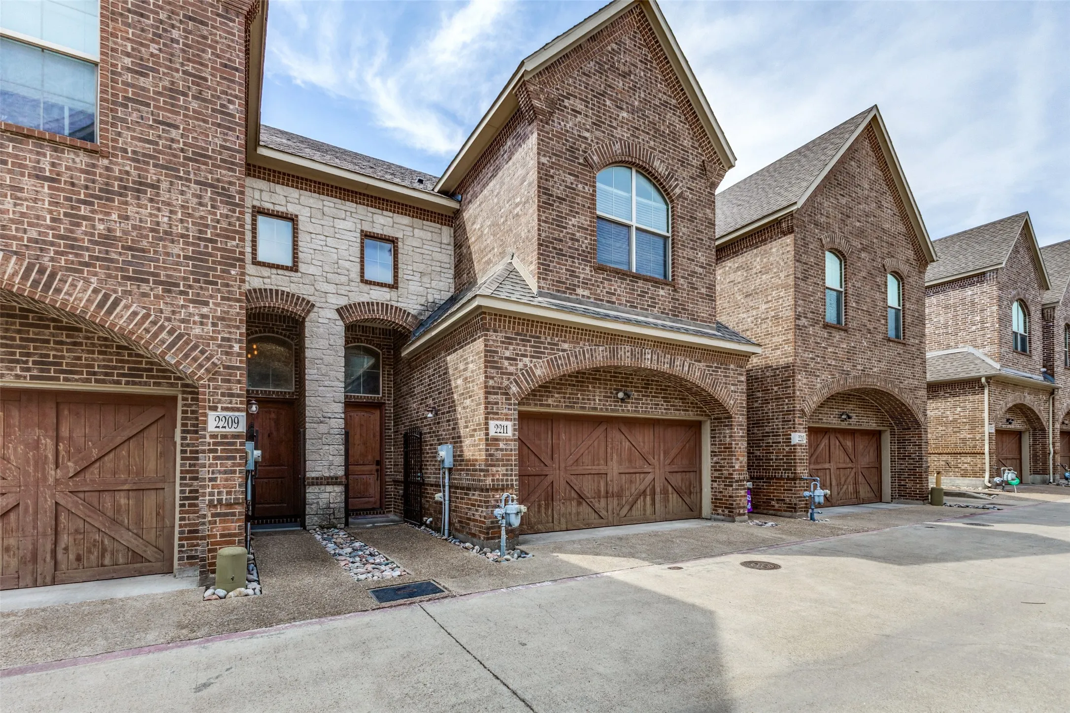 Townhouse For Sale in Dallas County , 2211 Eriksson Lane, Dallas, Texas 75204, 3 Bedroom, 3 Bathroom, 2 Garage spaces, 1,912 Sqft, built in 2013, mls#21396970, Real Estate Agent in Dallas, Homes For Sale in Dallas county, Homes For Sale in Dallas, Realtor in Dallas Texas, Real Estate Brokerage Independent Realty Texas, Luminita Cordes Realtor