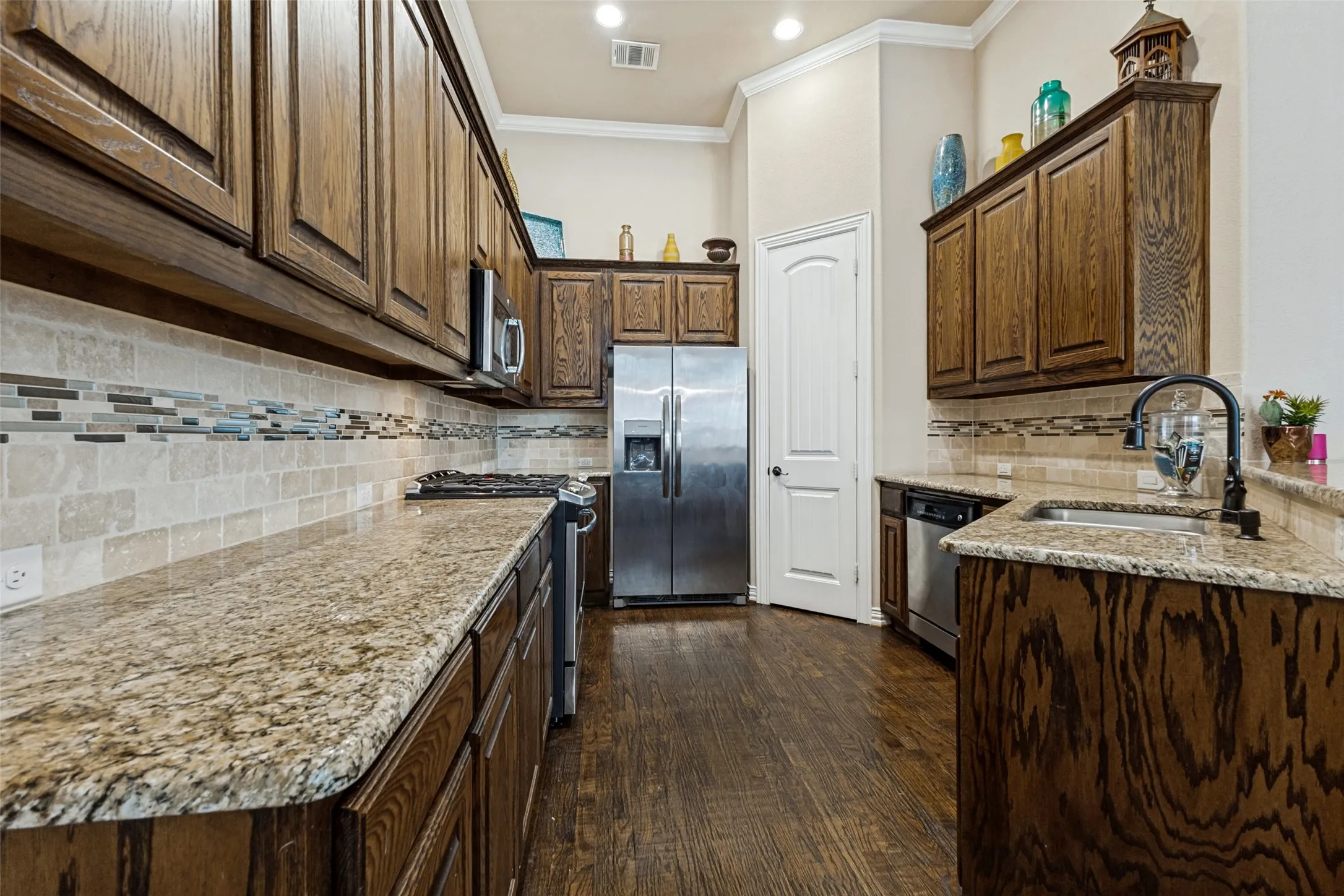 Townhouse For Sale in Dallas County , 2211 Eriksson Lane, Dallas, Texas 75204, 3 Bedroom, 3 Bathroom, 2 Garage spaces, 1,912 Sqft, built in 2013, mls#21396970, Real Estate Agent in Dallas, Homes For Sale in Dallas county, Homes For Sale in Dallas, Realtor in Dallas Texas, Real Estate Brokerage Independent Realty Texas, Luminita Cordes Realtor