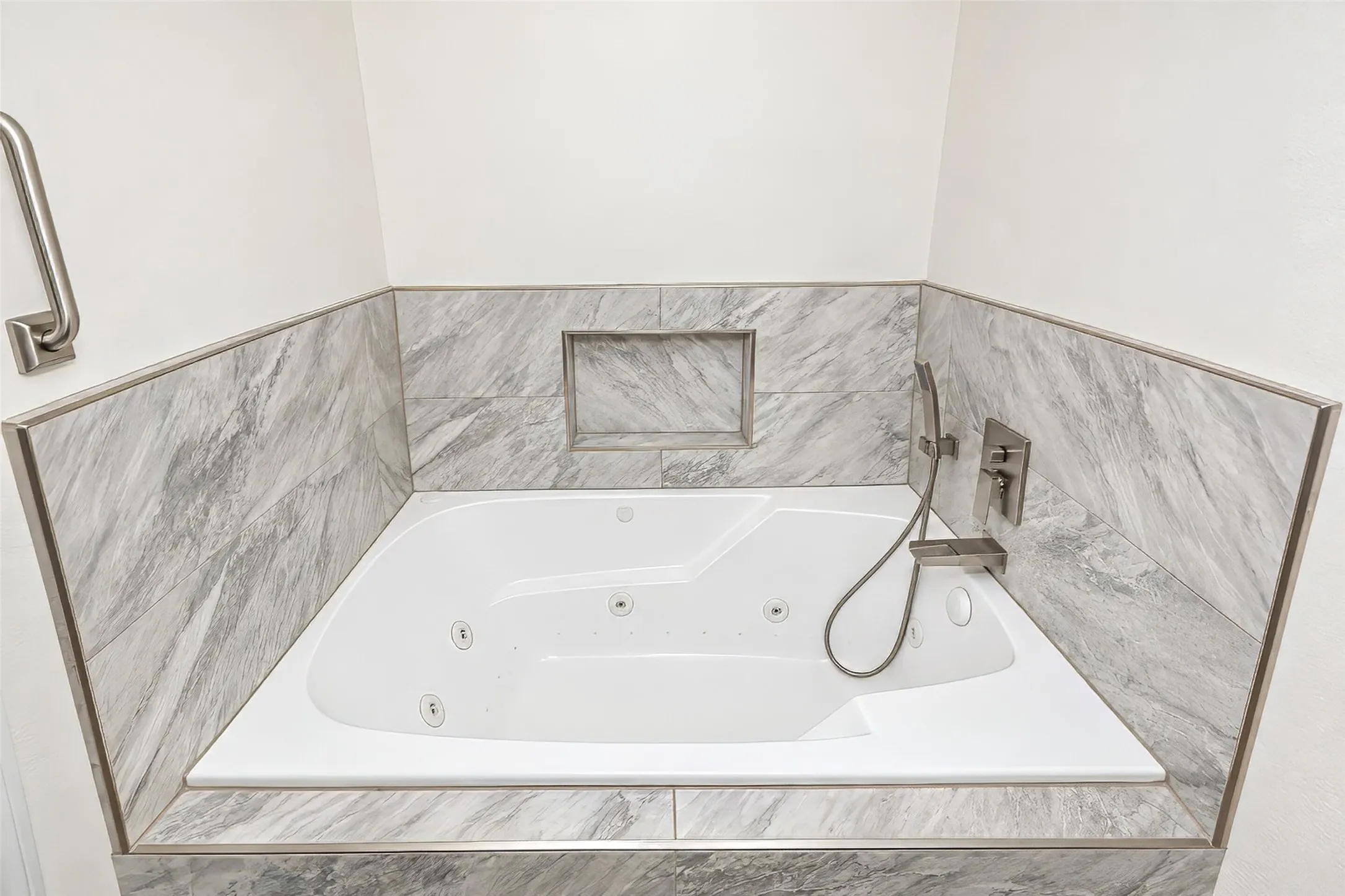Single Family Residence For Sale in Tarrant County , 2941 Cresthaven Drive, Grapevine, Texas 76051, 3 Bedroom, 2 Bathroom, 2 Garage spaces, 1,900 Sqft, built in 1983, mls#21395919, Real Estate Agent in Grapevine, Homes For Sale in Tarrant county, Homes For Sale in Grapevine, Realtor in Grapevine Texas, Real Estate Brokerage Independent Realty Texas, Luminita Cordes Realtor