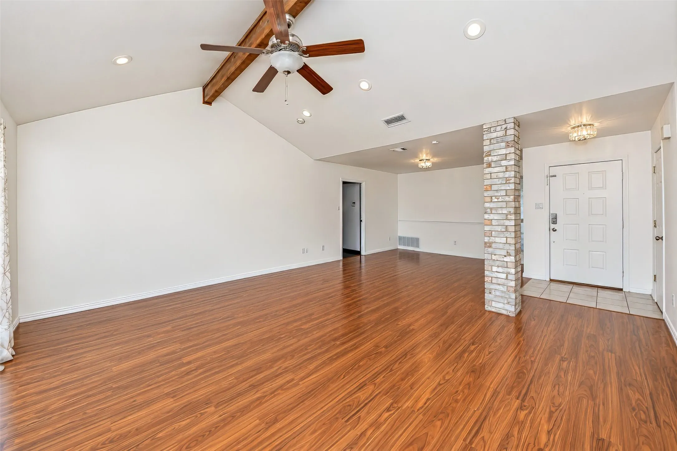 Single Family Residence For Sale in Tarrant County , 2941 Cresthaven Drive, Grapevine, Texas 76051, 3 Bedroom, 2 Bathroom, 2 Garage spaces, 1,900 Sqft, built in 1983, mls#21395919, Real Estate Agent in Grapevine, Homes For Sale in Tarrant county, Homes For Sale in Grapevine, Realtor in Grapevine Texas, Real Estate Brokerage Independent Realty Texas, Luminita Cordes Realtor