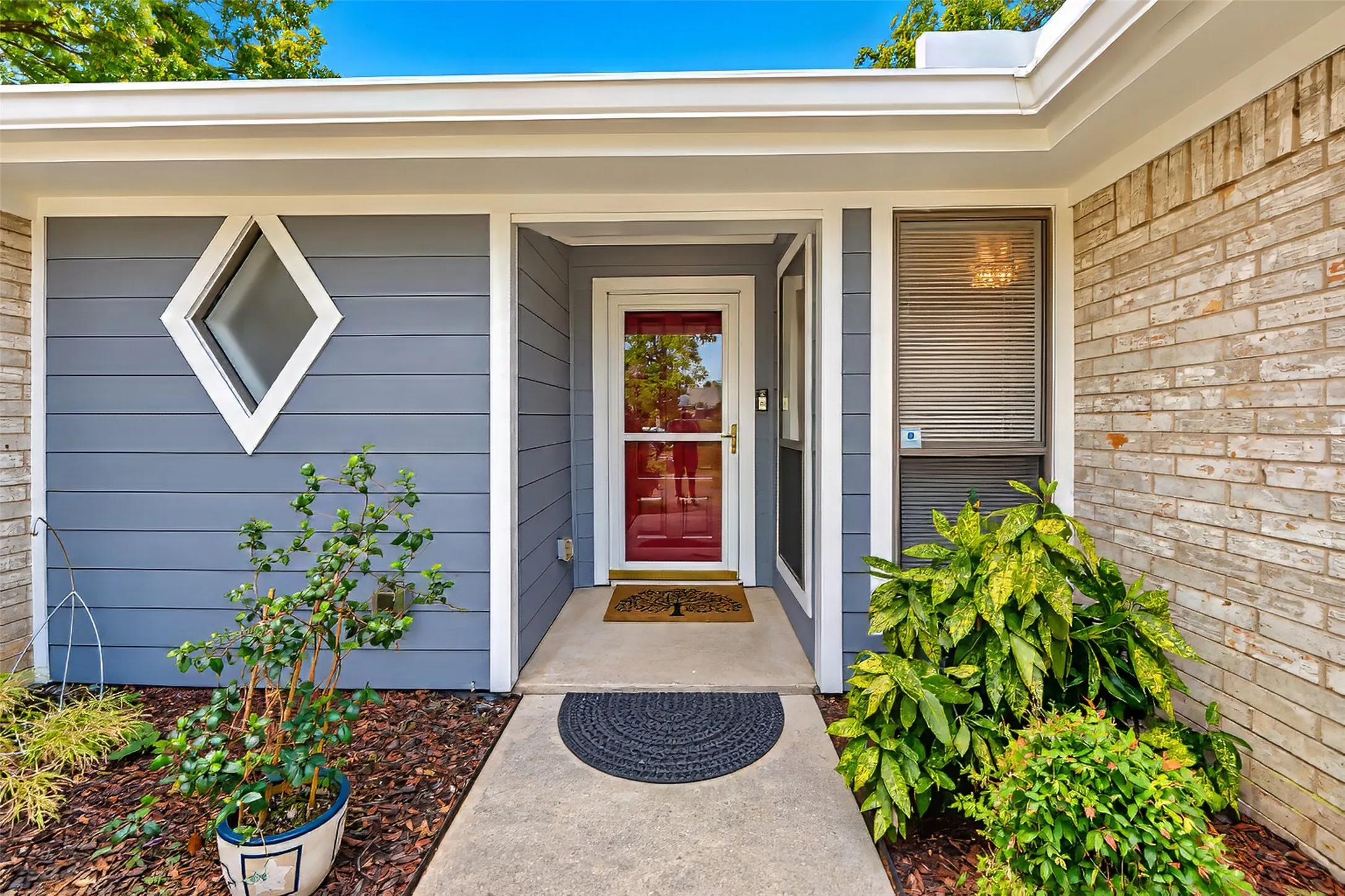 Single Family Residence For Sale in Tarrant County , 2941 Cresthaven Drive, Grapevine, Texas 76051, 3 Bedroom, 2 Bathroom, 2 Garage spaces, 1,900 Sqft, built in 1983, mls#21395919, Real Estate Agent in Grapevine, Homes For Sale in Tarrant county, Homes For Sale in Grapevine, Realtor in Grapevine Texas, Real Estate Brokerage Independent Realty Texas, Luminita Cordes Realtor