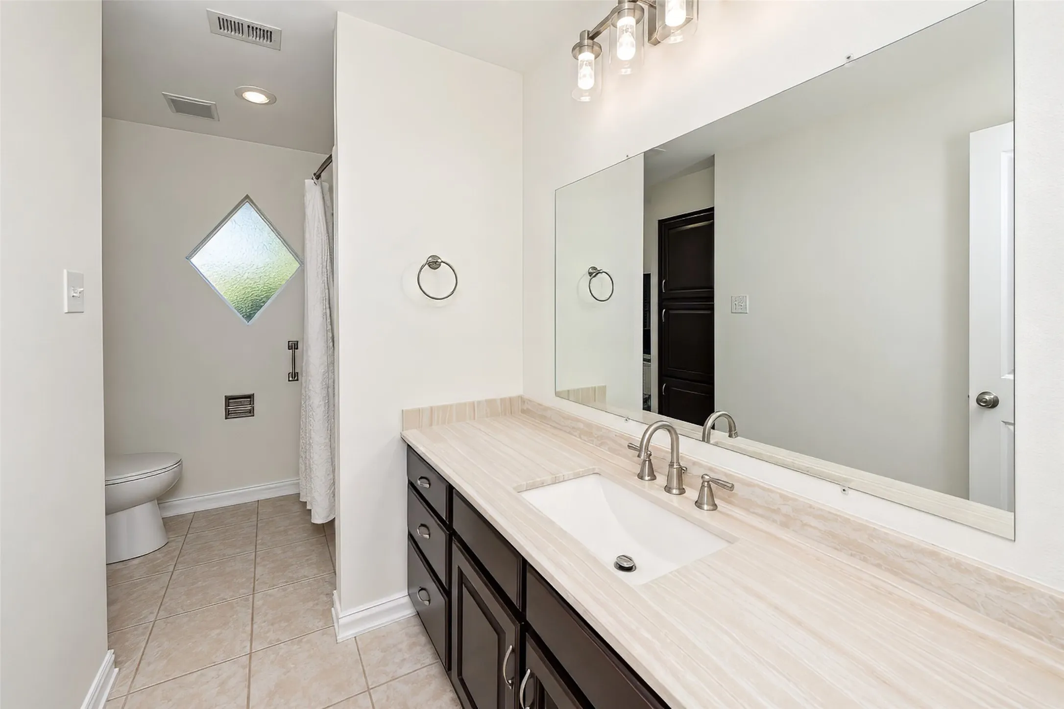Single Family Residence For Sale in Tarrant County , 2941 Cresthaven Drive, Grapevine, Texas 76051, 3 Bedroom, 2 Bathroom, 2 Garage spaces, 1,900 Sqft, built in 1983, mls#21395919, Real Estate Agent in Grapevine, Homes For Sale in Tarrant county, Homes For Sale in Grapevine, Realtor in Grapevine Texas, Real Estate Brokerage Independent Realty Texas, Luminita Cordes Realtor