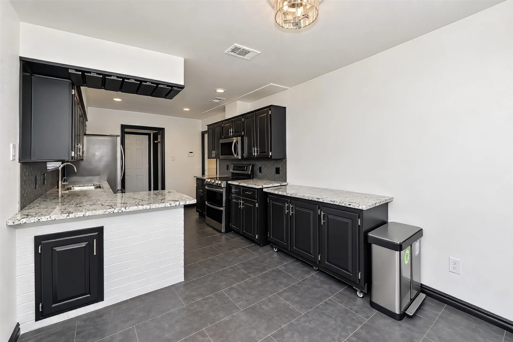 Single Family Residence For Sale in Tarrant County , 2941 Cresthaven Drive, Grapevine, Texas 76051, 3 Bedroom, 2 Bathroom, 2 Garage spaces, 1,900 Sqft, built in 1983, mls#21395919, Real Estate Agent in Grapevine, Homes For Sale in Tarrant county, Homes For Sale in Grapevine, Realtor in Grapevine Texas, Real Estate Brokerage Independent Realty Texas, Luminita Cordes Realtor