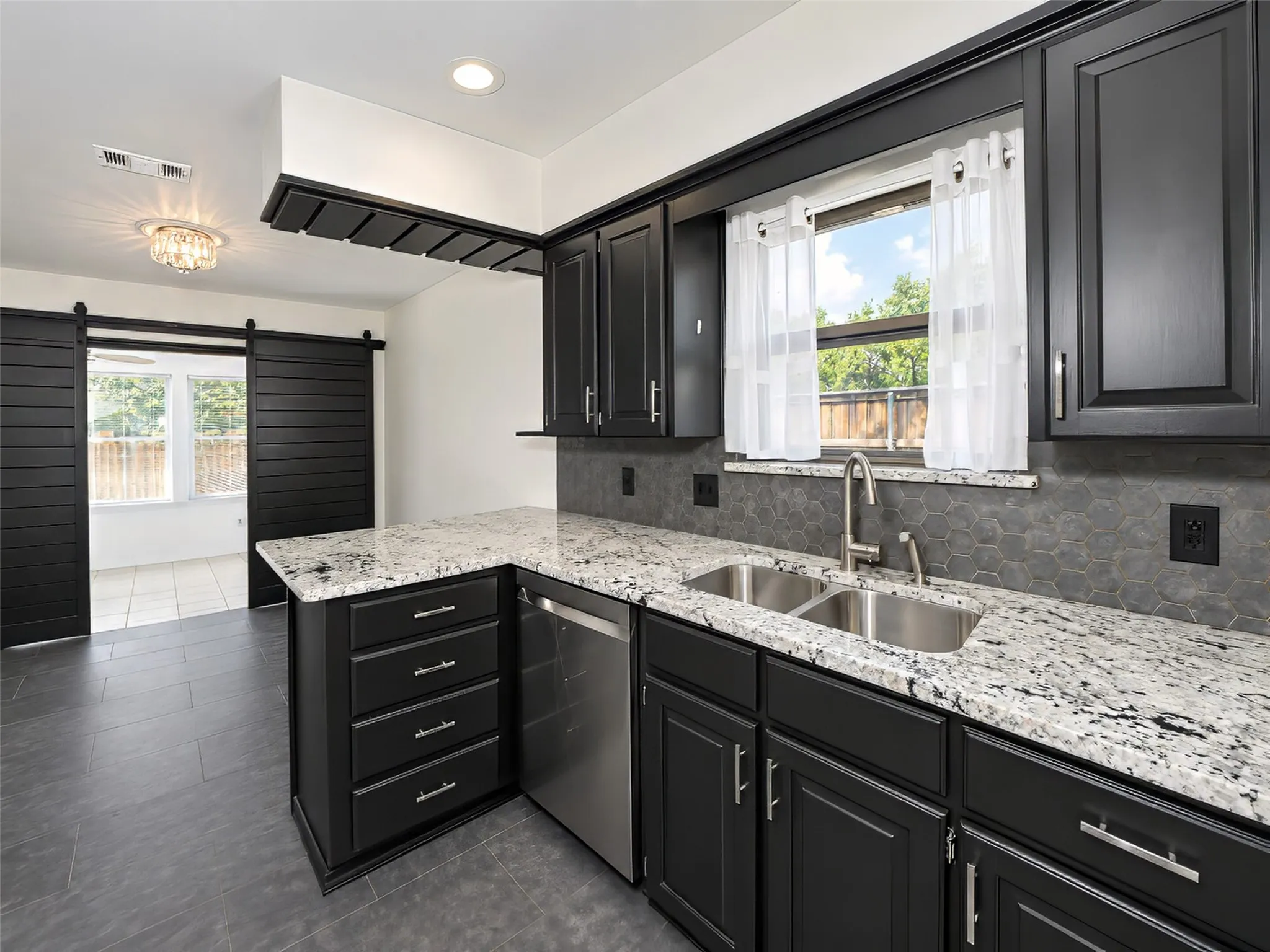 Single Family Residence For Sale in Tarrant County , 2941 Cresthaven Drive, Grapevine, Texas 76051, 3 Bedroom, 2 Bathroom, 2 Garage spaces, 1,900 Sqft, built in 1983, mls#21395919, Real Estate Agent in Grapevine, Homes For Sale in Tarrant county, Homes For Sale in Grapevine, Realtor in Grapevine Texas, Real Estate Brokerage Independent Realty Texas, Luminita Cordes Realtor