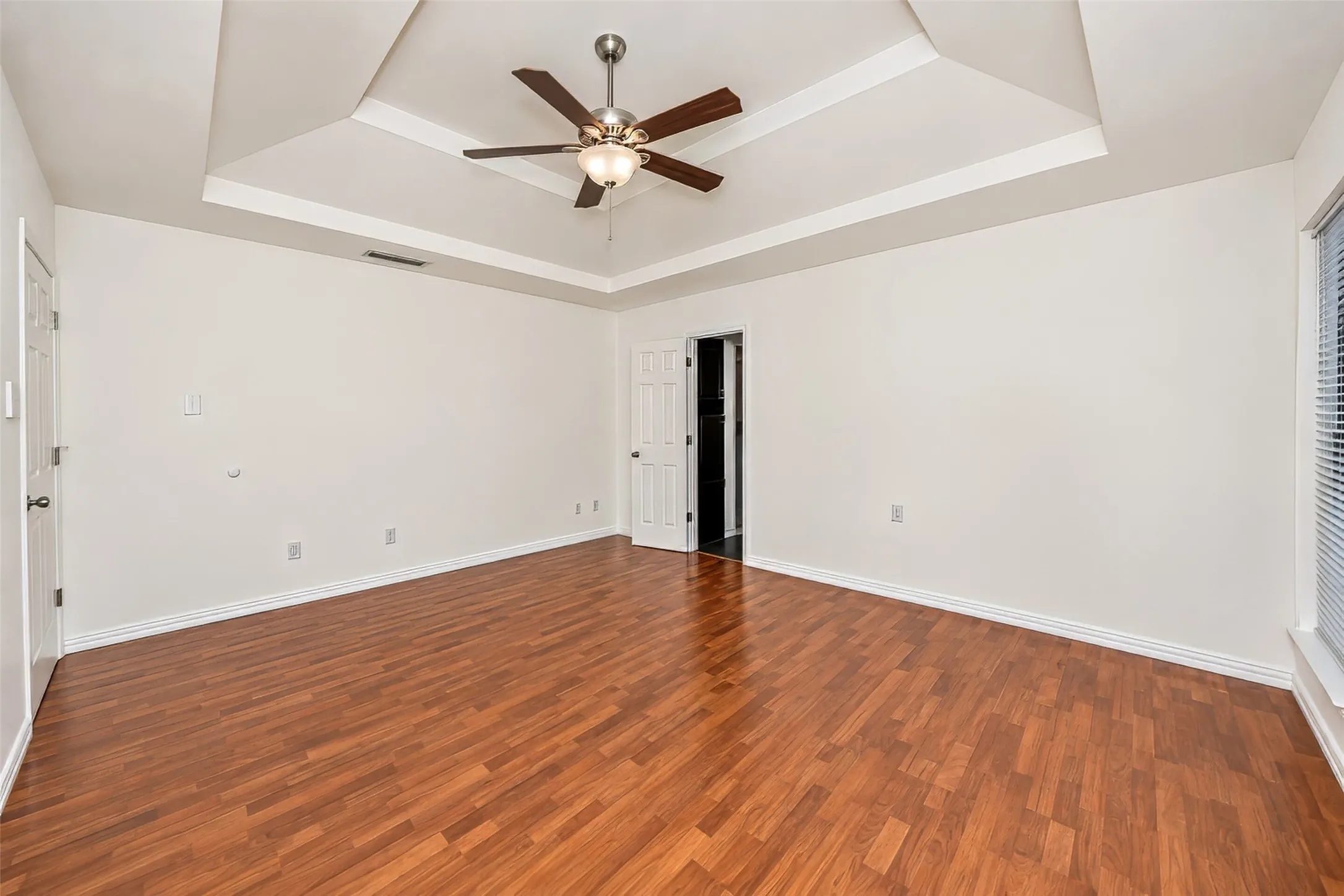 Single Family Residence For Sale in Tarrant County , 2941 Cresthaven Drive, Grapevine, Texas 76051, 3 Bedroom, 2 Bathroom, 2 Garage spaces, 1,900 Sqft, built in 1983, mls#21395919, Real Estate Agent in Grapevine, Homes For Sale in Tarrant county, Homes For Sale in Grapevine, Realtor in Grapevine Texas, Real Estate Brokerage Independent Realty Texas, Luminita Cordes Realtor