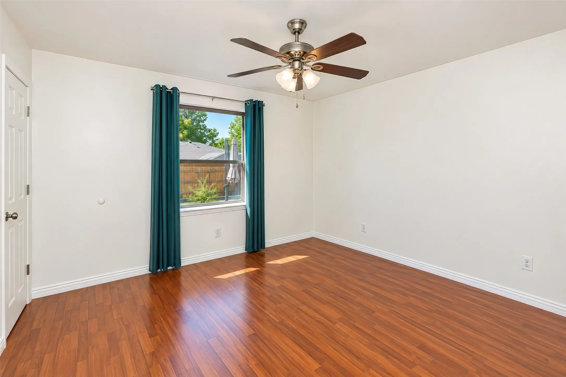 Single Family Residence For Sale in Tarrant County , 2941 Cresthaven Drive, Grapevine, Texas 76051, 3 Bedroom, 2 Bathroom, 2 Garage spaces, 1,900 Sqft, built in 1983, mls#21395919, Real Estate Agent in Grapevine, Homes For Sale in Tarrant county, Homes For Sale in Grapevine, Realtor in Grapevine Texas, Real Estate Brokerage Independent Realty Texas, Luminita Cordes Realtor