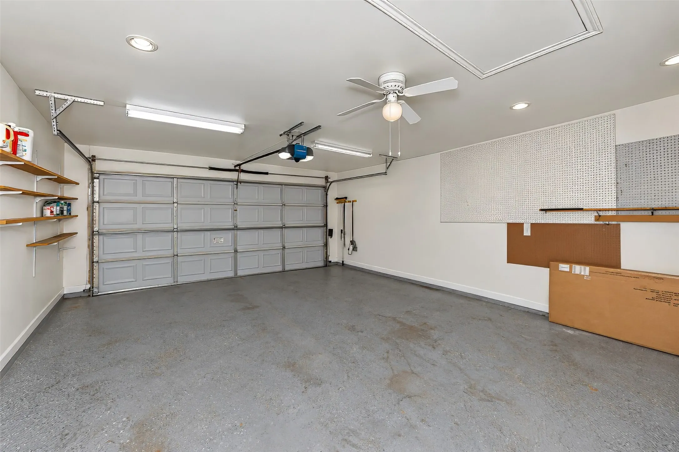 Single Family Residence For Sale in Tarrant County , 2941 Cresthaven Drive, Grapevine, Texas 76051, 3 Bedroom, 2 Bathroom, 2 Garage spaces, 1,900 Sqft, built in 1983, mls#21395919, Real Estate Agent in Grapevine, Homes For Sale in Tarrant county, Homes For Sale in Grapevine, Realtor in Grapevine Texas, Real Estate Brokerage Independent Realty Texas, Luminita Cordes Realtor