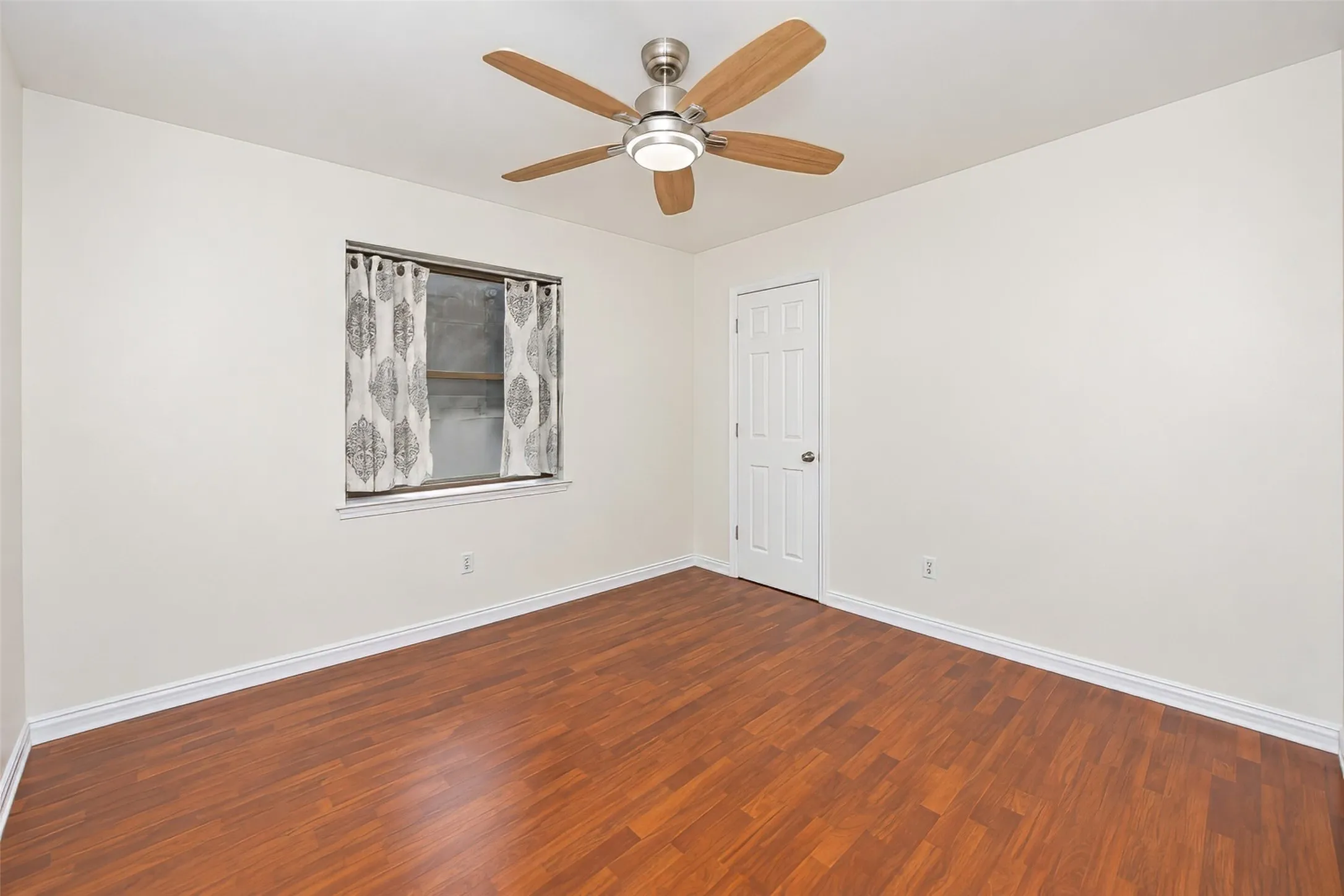 Single Family Residence For Sale in Tarrant County , 2941 Cresthaven Drive, Grapevine, Texas 76051, 3 Bedroom, 2 Bathroom, 2 Garage spaces, 1,900 Sqft, built in 1983, mls#21395919, Real Estate Agent in Grapevine, Homes For Sale in Tarrant county, Homes For Sale in Grapevine, Realtor in Grapevine Texas, Real Estate Brokerage Independent Realty Texas, Luminita Cordes Realtor