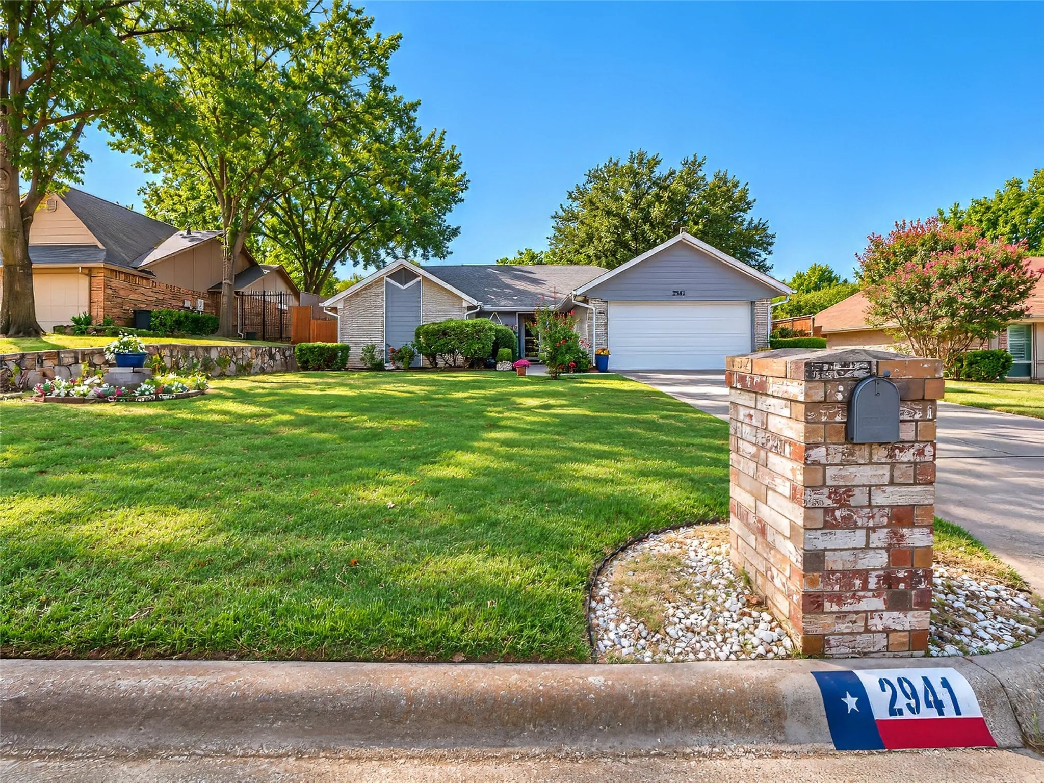 Single Family Residence For Sale in Tarrant County , 2941 Cresthaven Drive, Grapevine, Texas 76051, 3 Bedroom, 2 Bathroom, 2 Garage spaces, 1,900 Sqft, built in 1983, mls#21395919, Real Estate Agent in Grapevine, Homes For Sale in Tarrant county, Homes For Sale in Grapevine, Realtor in Grapevine Texas, Real Estate Brokerage Independent Realty Texas, Luminita Cordes Realtor