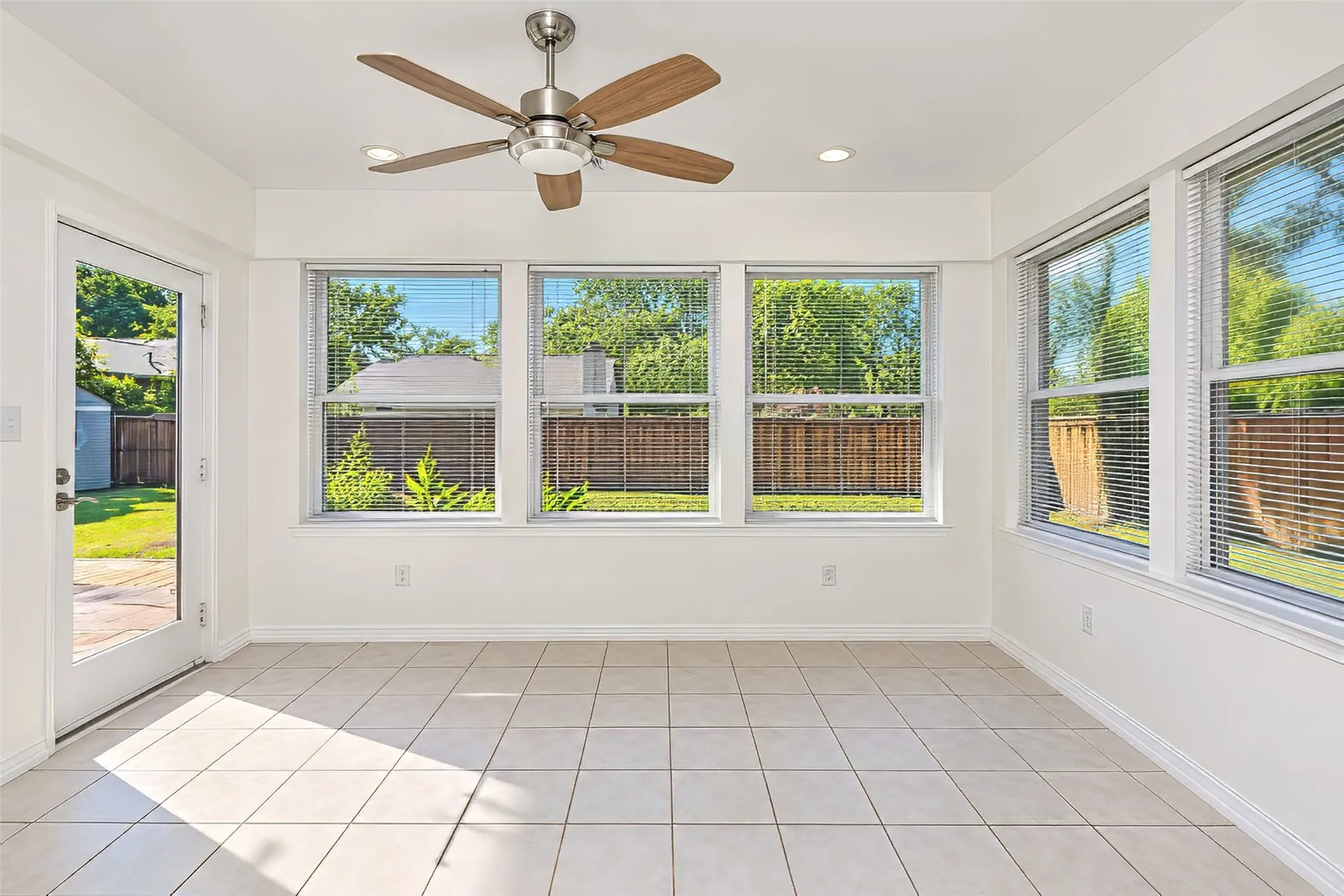 Single Family Residence For Sale in Tarrant County , 2941 Cresthaven Drive, Grapevine, Texas 76051, 3 Bedroom, 2 Bathroom, 2 Garage spaces, 1,900 Sqft, built in 1983, mls#21395919, Real Estate Agent in Grapevine, Homes For Sale in Tarrant county, Homes For Sale in Grapevine, Realtor in Grapevine Texas, Real Estate Brokerage Independent Realty Texas, Luminita Cordes Realtor