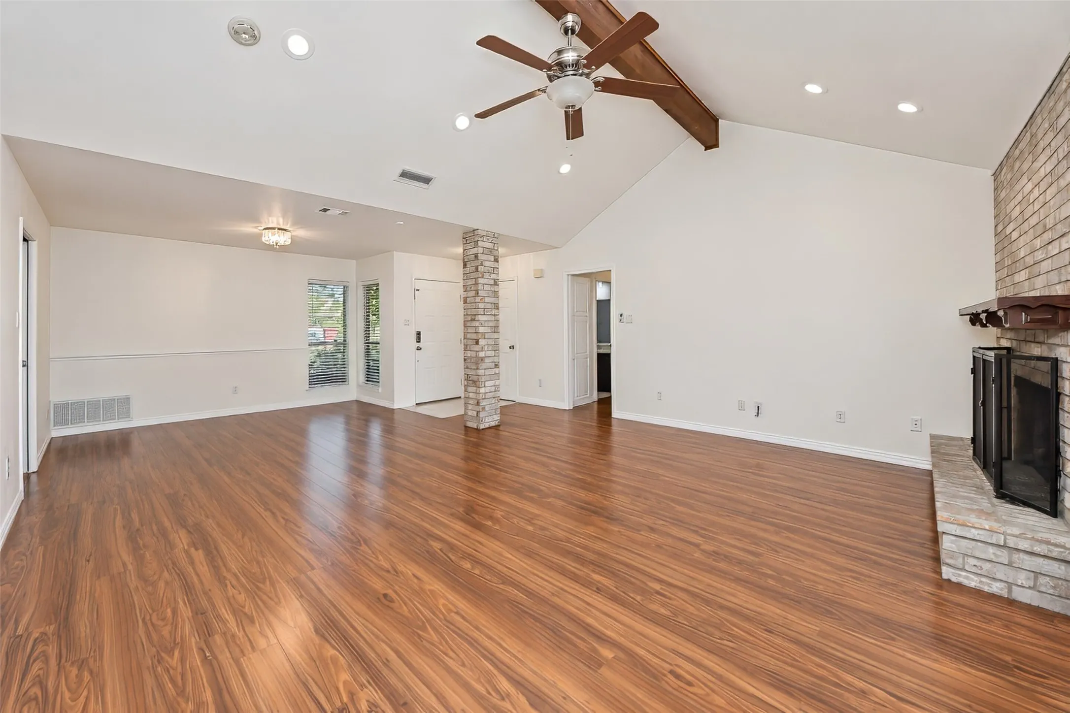 Single Family Residence For Sale in Tarrant County , 2941 Cresthaven Drive, Grapevine, Texas 76051, 3 Bedroom, 2 Bathroom, 2 Garage spaces, 1,900 Sqft, built in 1983, mls#21395919, Real Estate Agent in Grapevine, Homes For Sale in Tarrant county, Homes For Sale in Grapevine, Realtor in Grapevine Texas, Real Estate Brokerage Independent Realty Texas, Luminita Cordes Realtor
