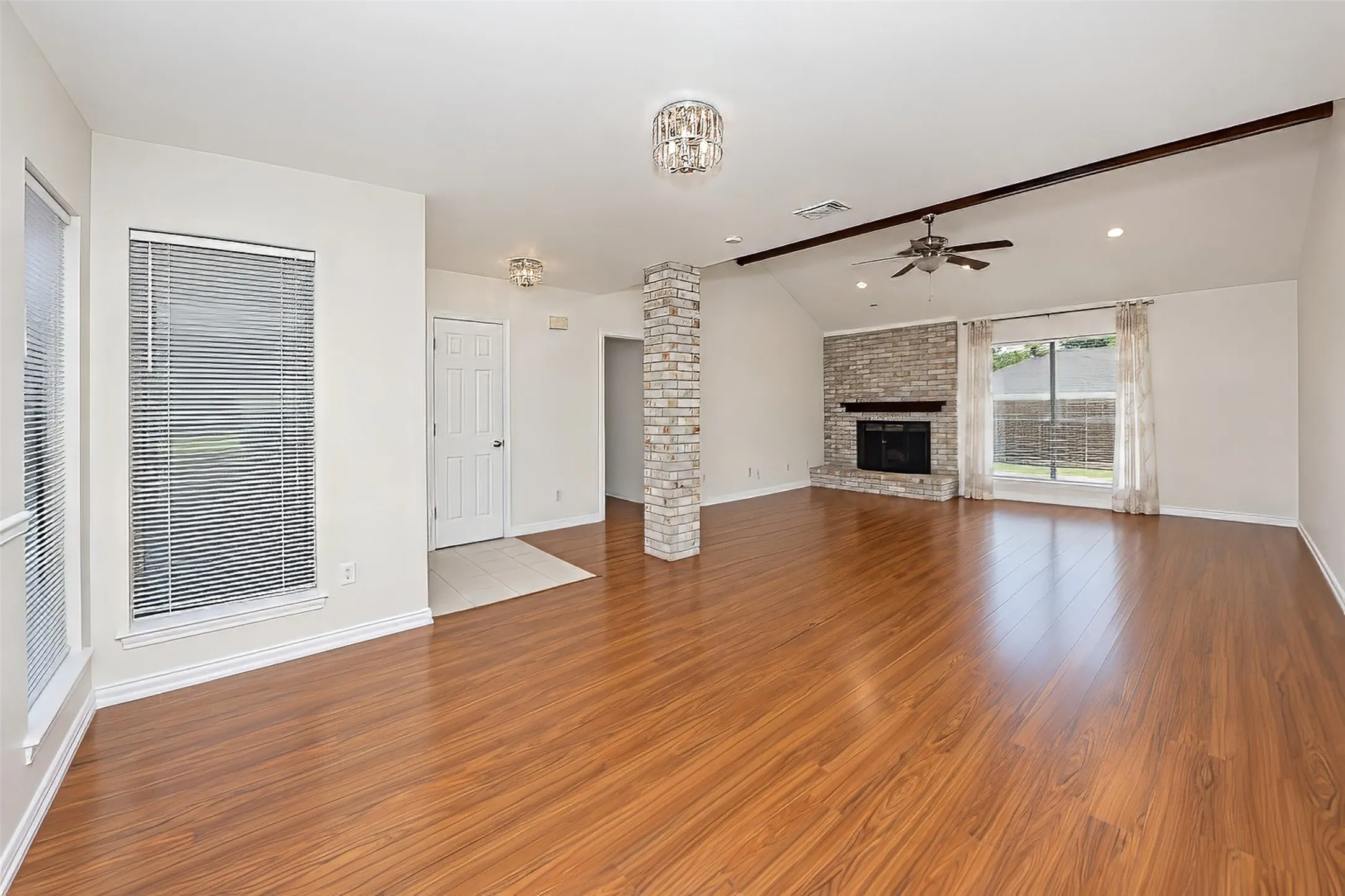 Single Family Residence For Sale in Tarrant County , 2941 Cresthaven Drive, Grapevine, Texas 76051, 3 Bedroom, 2 Bathroom, 2 Garage spaces, 1,900 Sqft, built in 1983, mls#21395919, Real Estate Agent in Grapevine, Homes For Sale in Tarrant county, Homes For Sale in Grapevine, Realtor in Grapevine Texas, Real Estate Brokerage Independent Realty Texas, Luminita Cordes Realtor