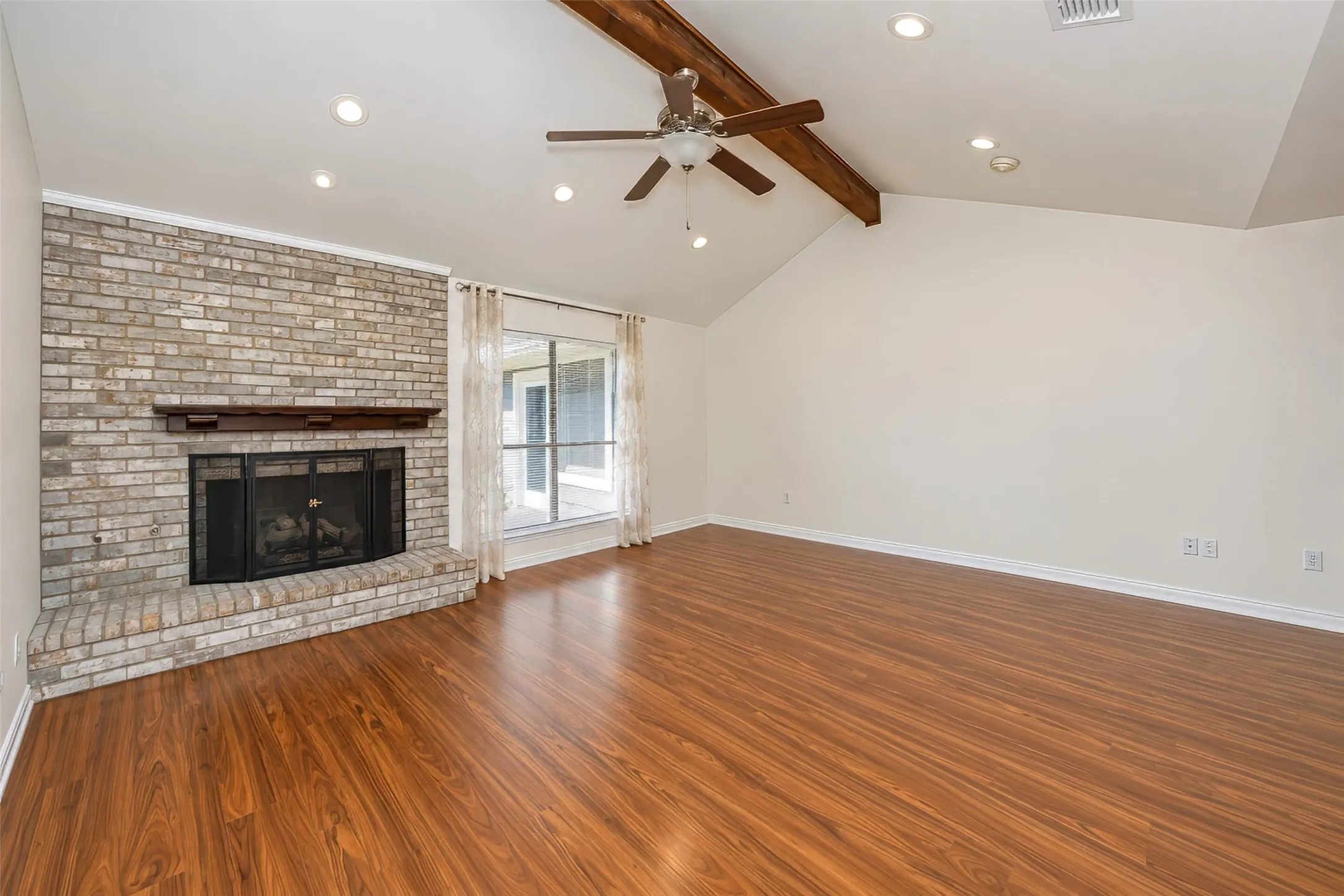 Single Family Residence For Sale in Tarrant County , 2941 Cresthaven Drive, Grapevine, Texas 76051, 3 Bedroom, 2 Bathroom, 2 Garage spaces, 1,900 Sqft, built in 1983, mls#21395919, Real Estate Agent in Grapevine, Homes For Sale in Tarrant county, Homes For Sale in Grapevine, Realtor in Grapevine Texas, Real Estate Brokerage Independent Realty Texas, Luminita Cordes Realtor
