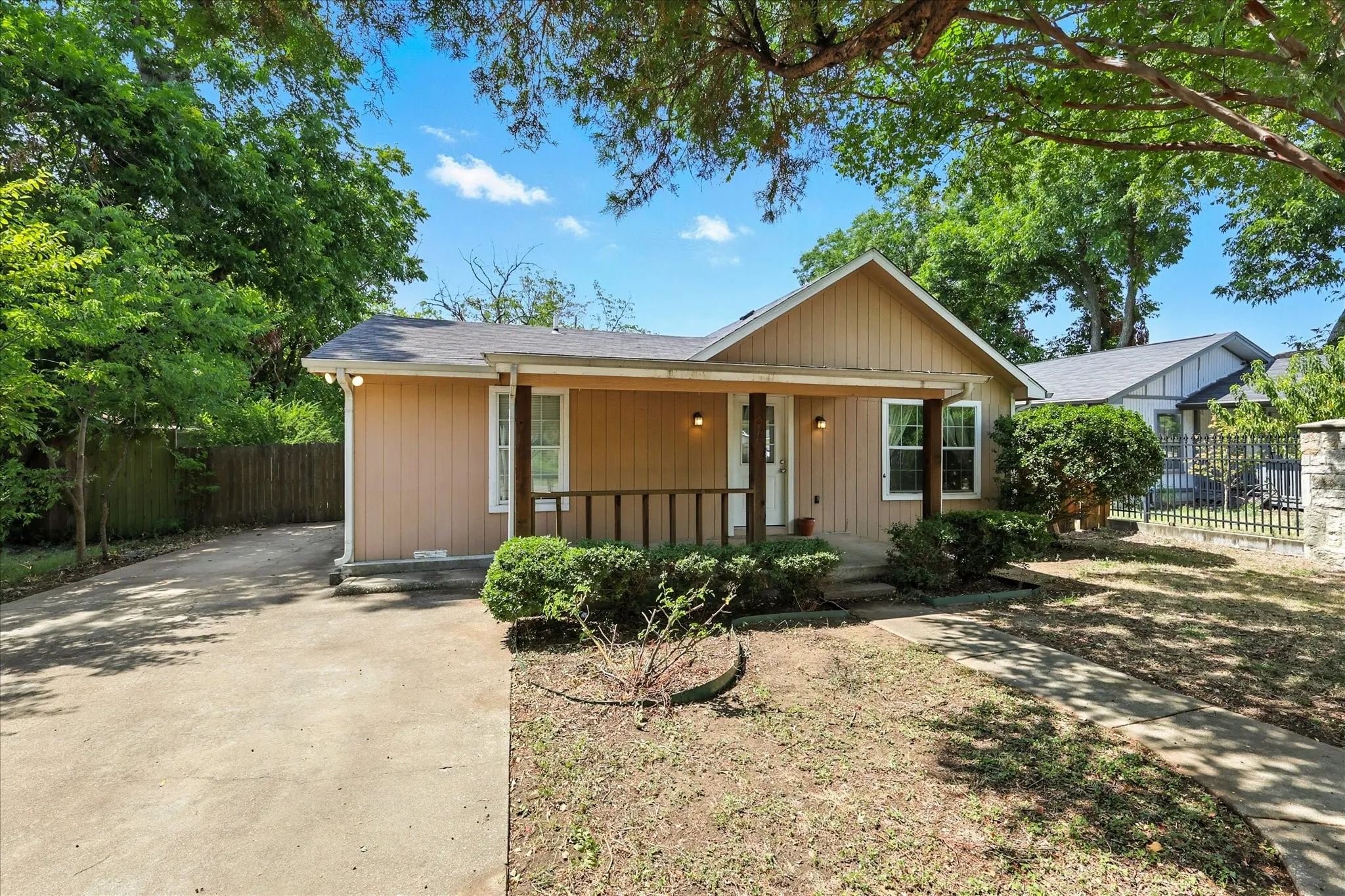 Single Family Residence For Sale in Collin County , 7243 Ash Street, Frisco, Texas 75034, 3 Bedroom, 2 Bathroom, Garage spaces, 1,277 Sqft, built in 1961, mls#21396972, Real Estate Agent in Frisco, Homes For Sale in Collin county, Homes For Sale in Frisco, Realtor in Frisco Texas, Real Estate Brokerage Independent Realty Texas, Luminita Cordes Realtor