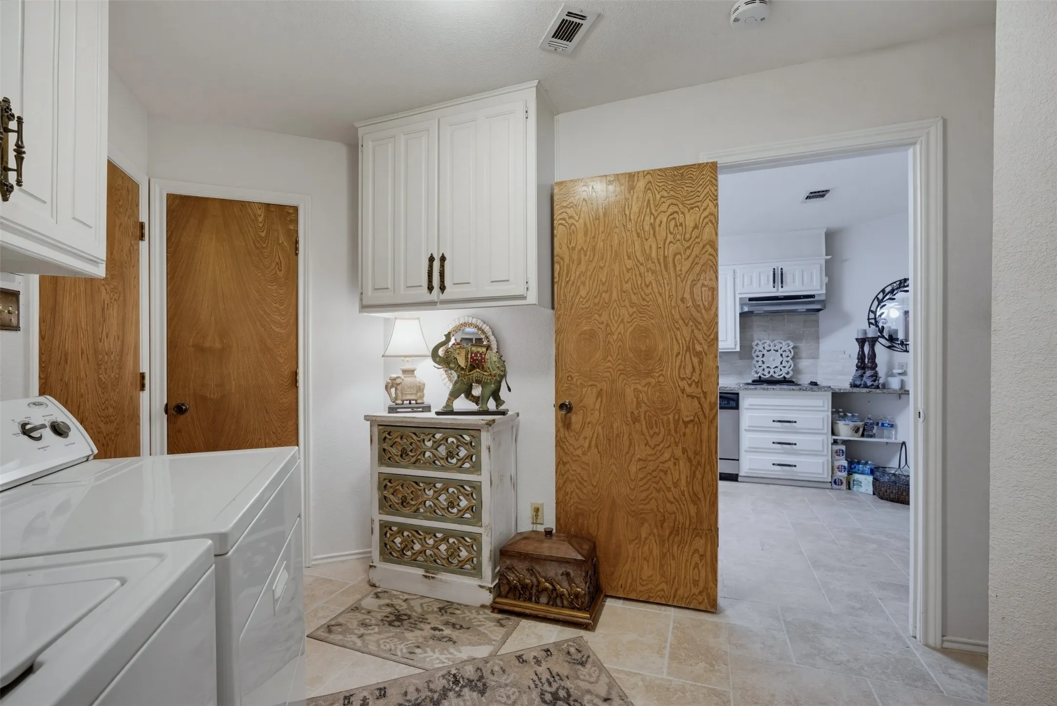 Single Family Residence For Sale in Tarrant County , 1903 Moody Court, Arlington, Texas 76012, 4 Bedroom, 3 Bathroom, 2 Garage spaces, 2,062 Sqft, built in 1976, mls#21392818, Real Estate Agent in Arlington, Homes For Sale in Tarrant county, Homes For Sale in Arlington, Realtor in Arlington Texas, Real Estate Brokerage Independent Realty Texas, Luminita Cordes Realtor