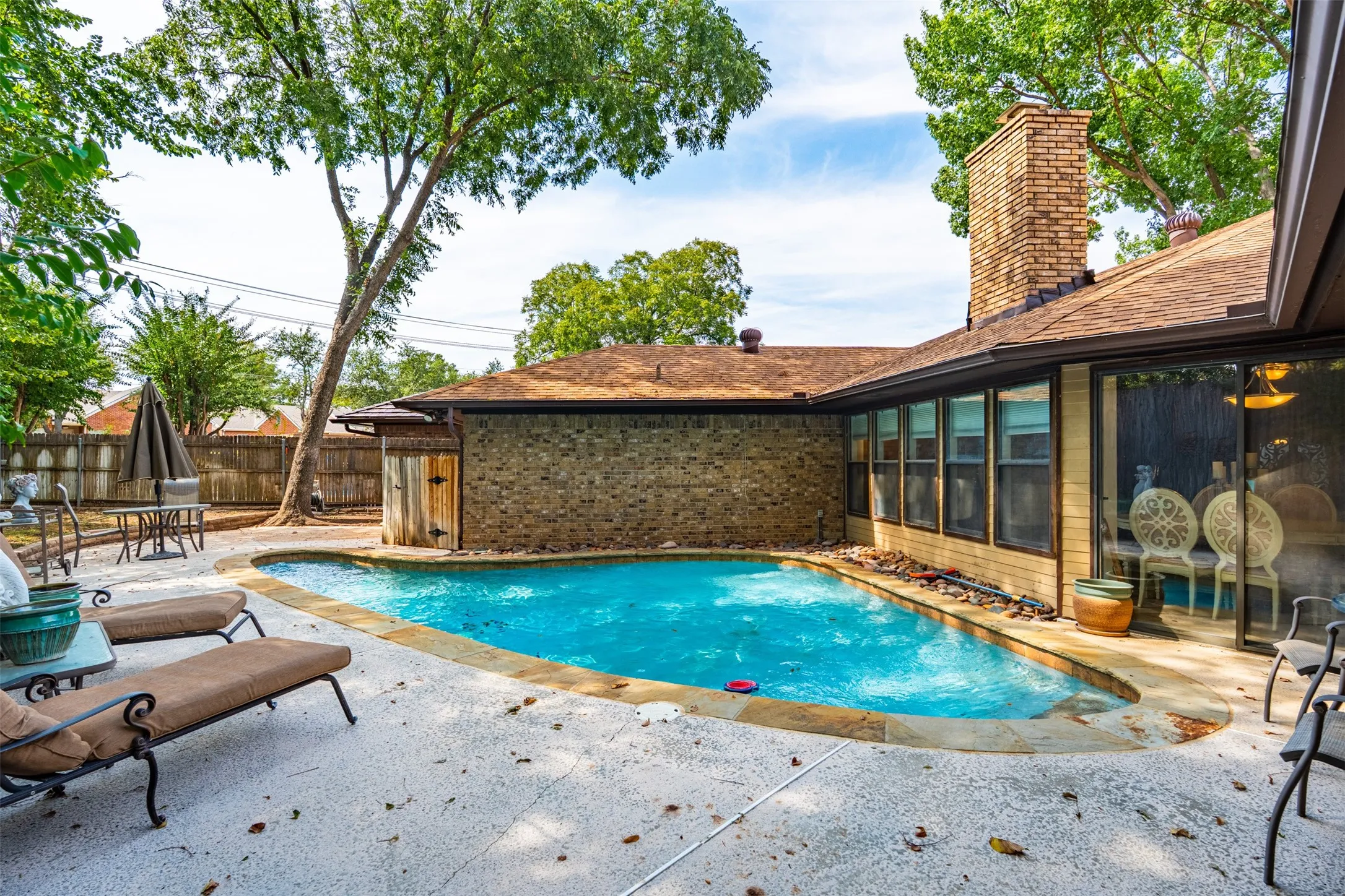 Single Family Residence For Sale in Tarrant County , 1903 Moody Court, Arlington, Texas 76012, 4 Bedroom, 3 Bathroom, 2 Garage spaces, 2,062 Sqft, built in 1976, mls#21392818, Real Estate Agent in Arlington, Homes For Sale in Tarrant county, Homes For Sale in Arlington, Realtor in Arlington Texas, Real Estate Brokerage Independent Realty Texas, Luminita Cordes Realtor