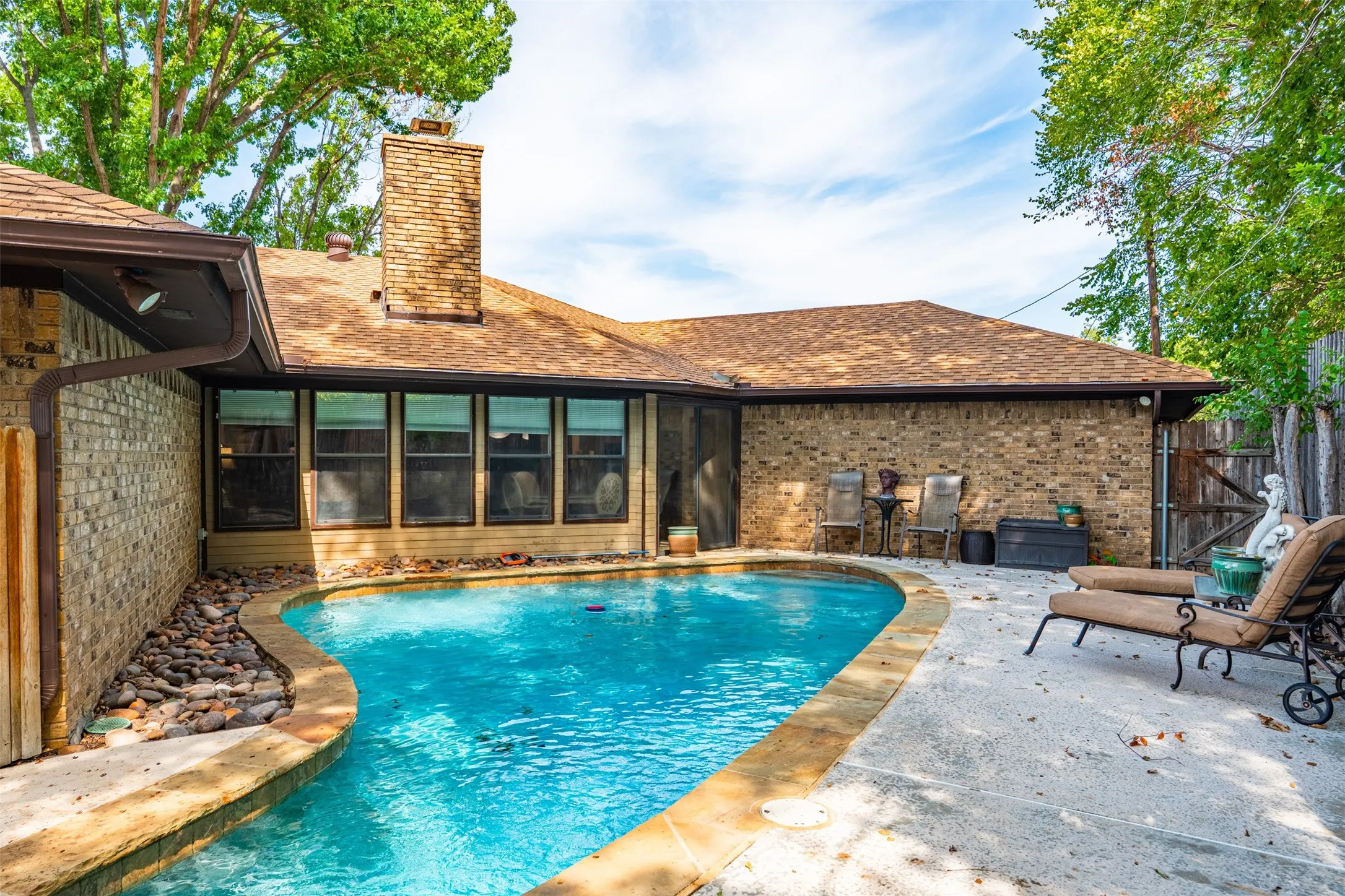 Single Family Residence For Sale in Tarrant County , 1903 Moody Court, Arlington, Texas 76012, 4 Bedroom, 3 Bathroom, 2 Garage spaces, 2,062 Sqft, built in 1976, mls#21392818, Real Estate Agent in Arlington, Homes For Sale in Tarrant county, Homes For Sale in Arlington, Realtor in Arlington Texas, Real Estate Brokerage Independent Realty Texas, Luminita Cordes Realtor