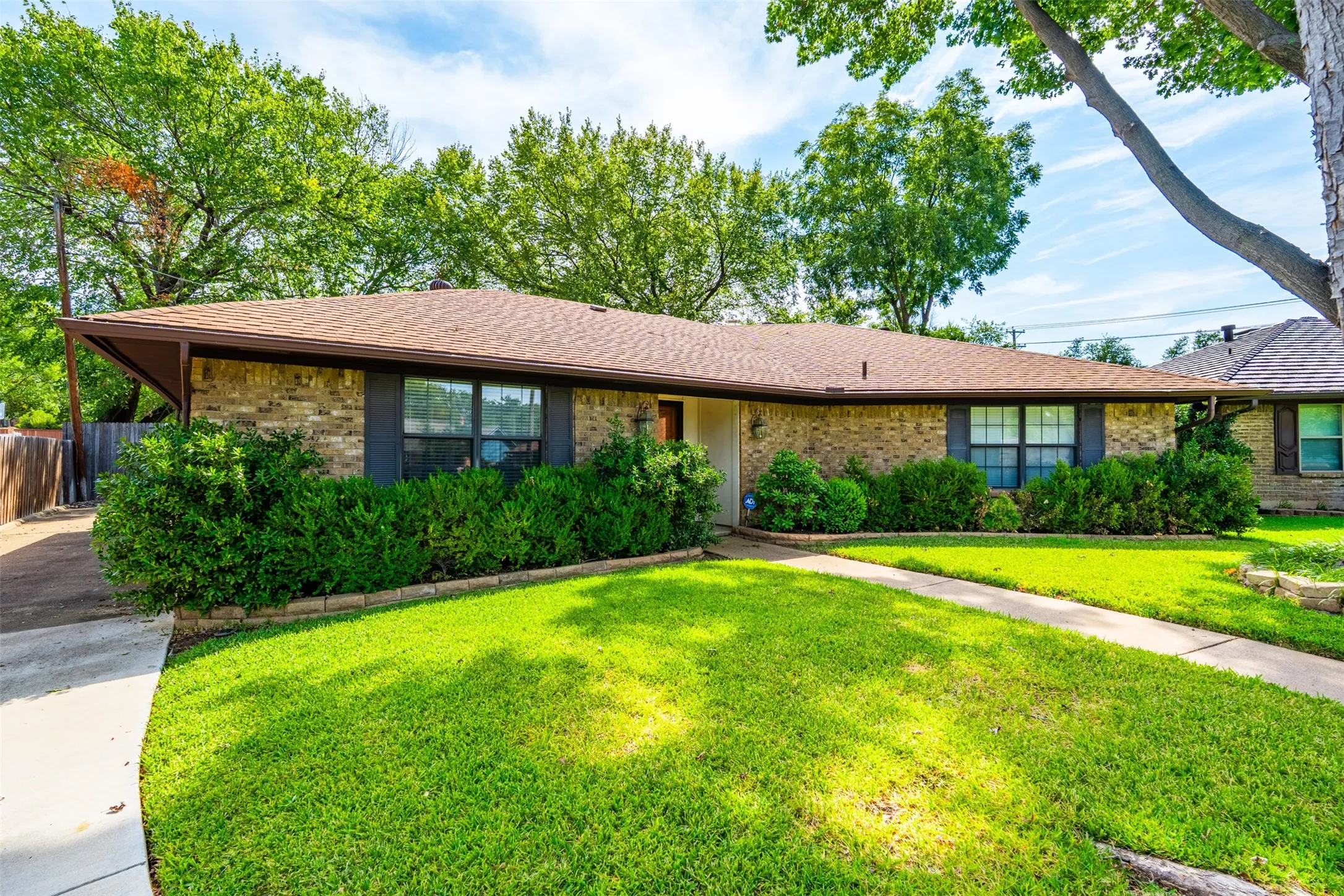 Single Family Residence For Sale in Tarrant County , 1903 Moody Court, Arlington, Texas 76012, 4 Bedroom, 3 Bathroom, 2 Garage spaces, 2,062 Sqft, built in 1976, mls#21392818, Real Estate Agent in Arlington, Homes For Sale in Tarrant county, Homes For Sale in Arlington, Realtor in Arlington Texas, Real Estate Brokerage Independent Realty Texas, Luminita Cordes Realtor