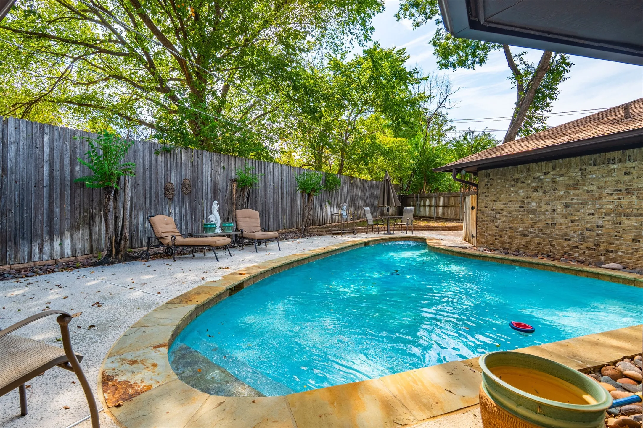 Single Family Residence For Sale in Tarrant County , 1903 Moody Court, Arlington, Texas 76012, 4 Bedroom, 3 Bathroom, 2 Garage spaces, 2,062 Sqft, built in 1976, mls#21392818, Real Estate Agent in Arlington, Homes For Sale in Tarrant county, Homes For Sale in Arlington, Realtor in Arlington Texas, Real Estate Brokerage Independent Realty Texas, Luminita Cordes Realtor