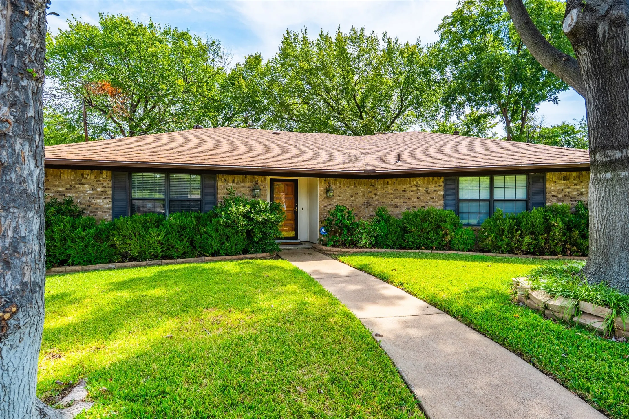 Single Family Residence For Sale in Tarrant County , 1903 Moody Court, Arlington, Texas 76012, 4 Bedroom, 3 Bathroom, 2 Garage spaces, 2,062 Sqft, built in 1976, mls#21392818, Real Estate Agent in Arlington, Homes For Sale in Tarrant county, Homes For Sale in Arlington, Realtor in Arlington Texas, Real Estate Brokerage Independent Realty Texas, Luminita Cordes Realtor