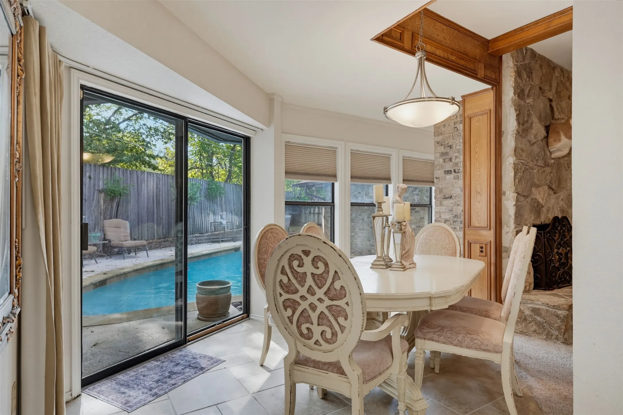 Single Family Residence For Sale in Tarrant County , 1903 Moody Court, Arlington, Texas 76012, 4 Bedroom, 3 Bathroom, 2 Garage spaces, 2,062 Sqft, built in 1976, mls#21392818, Real Estate Agent in Arlington, Homes For Sale in Tarrant county, Homes For Sale in Arlington, Realtor in Arlington Texas, Real Estate Brokerage Independent Realty Texas, Luminita Cordes Realtor
