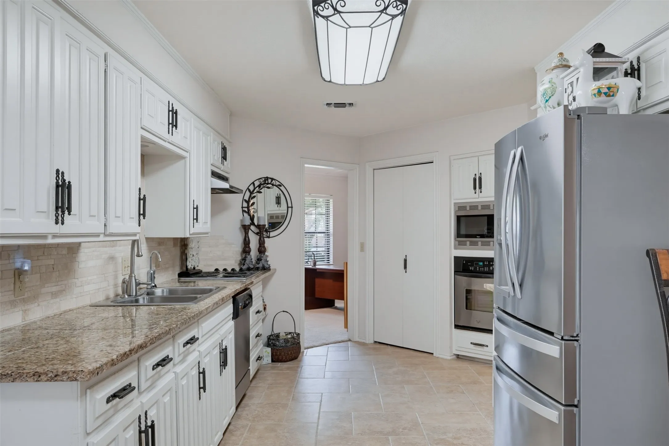 Single Family Residence For Sale in Tarrant County , 1903 Moody Court, Arlington, Texas 76012, 4 Bedroom, 3 Bathroom, 2 Garage spaces, 2,062 Sqft, built in 1976, mls#21392818, Real Estate Agent in Arlington, Homes For Sale in Tarrant county, Homes For Sale in Arlington, Realtor in Arlington Texas, Real Estate Brokerage Independent Realty Texas, Luminita Cordes Realtor