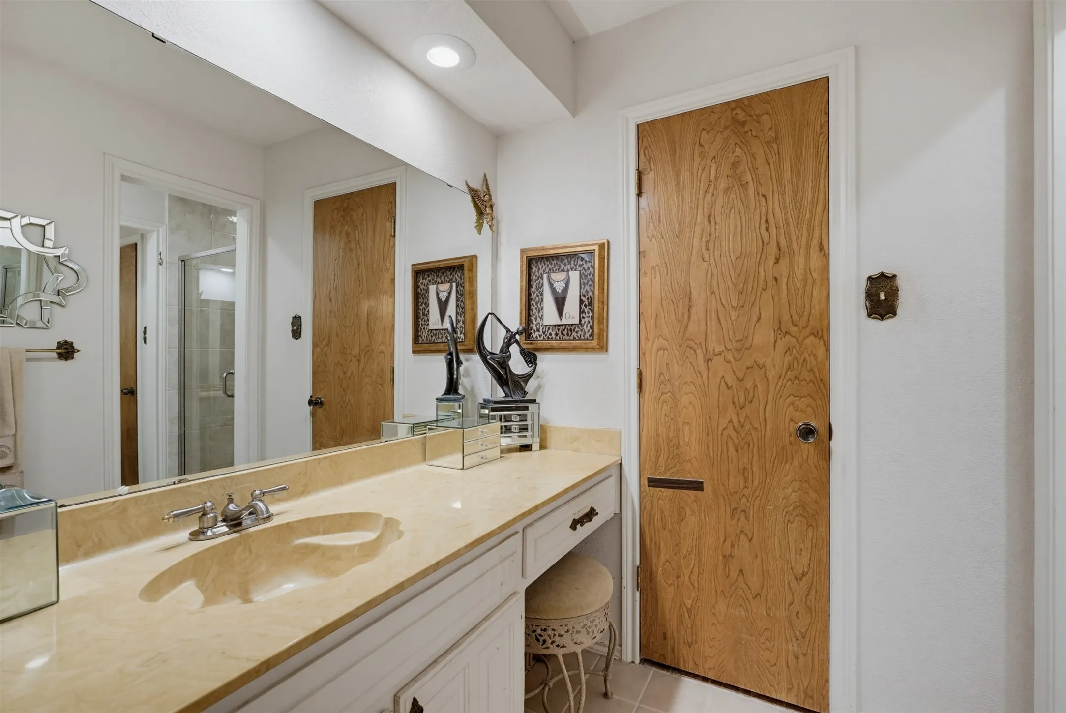 Single Family Residence For Sale in Tarrant County , 1903 Moody Court, Arlington, Texas 76012, 4 Bedroom, 3 Bathroom, 2 Garage spaces, 2,062 Sqft, built in 1976, mls#21392818, Real Estate Agent in Arlington, Homes For Sale in Tarrant county, Homes For Sale in Arlington, Realtor in Arlington Texas, Real Estate Brokerage Independent Realty Texas, Luminita Cordes Realtor