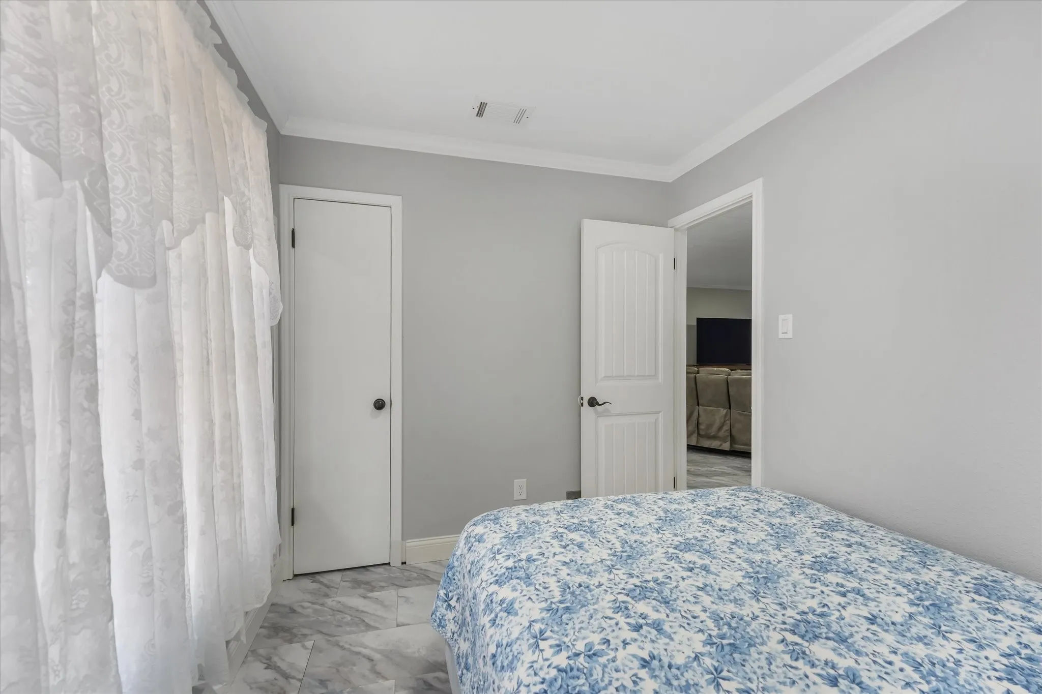 Single Family Residence For Sale in Ellis County , 102 Old Pecan, Ennis, Texas 75119, 3 Bedroom, 2 Bathroom, 2 Garage spaces, 1,579 Sqft, built in 1992, mls#21385323, Real Estate Agent in Ennis, Homes For Sale in Ellis county, Homes For Sale in Ennis, Realtor in Ennis Texas, Real Estate Brokerage Independent Realty Texas, Luminita Cordes Realtor