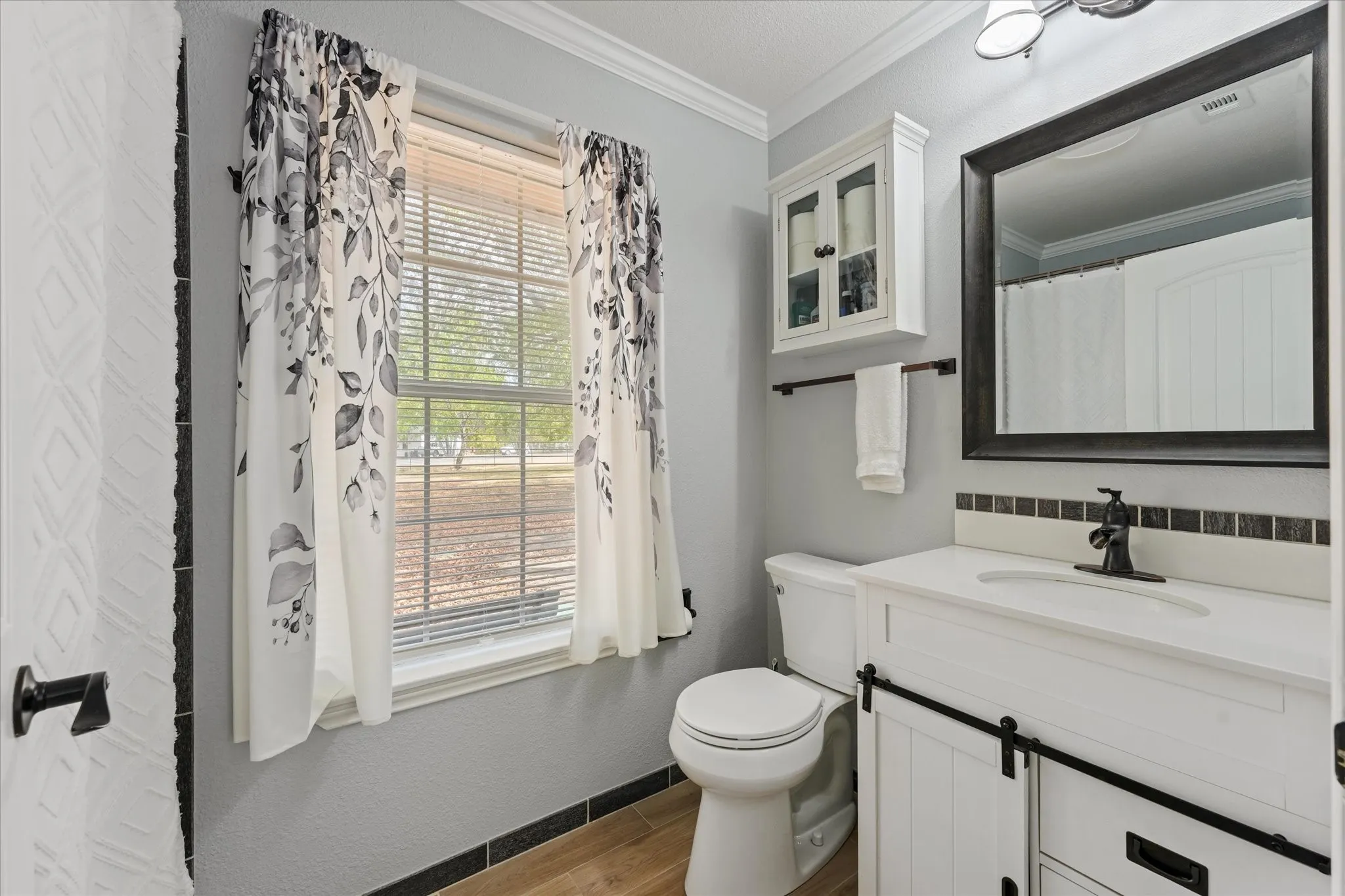 Single Family Residence For Sale in Ellis County , 102 Old Pecan, Ennis, Texas 75119, 3 Bedroom, 2 Bathroom, 2 Garage spaces, 1,579 Sqft, built in 1992, mls#21385323, Real Estate Agent in Ennis, Homes For Sale in Ellis county, Homes For Sale in Ennis, Realtor in Ennis Texas, Real Estate Brokerage Independent Realty Texas, Luminita Cordes Realtor