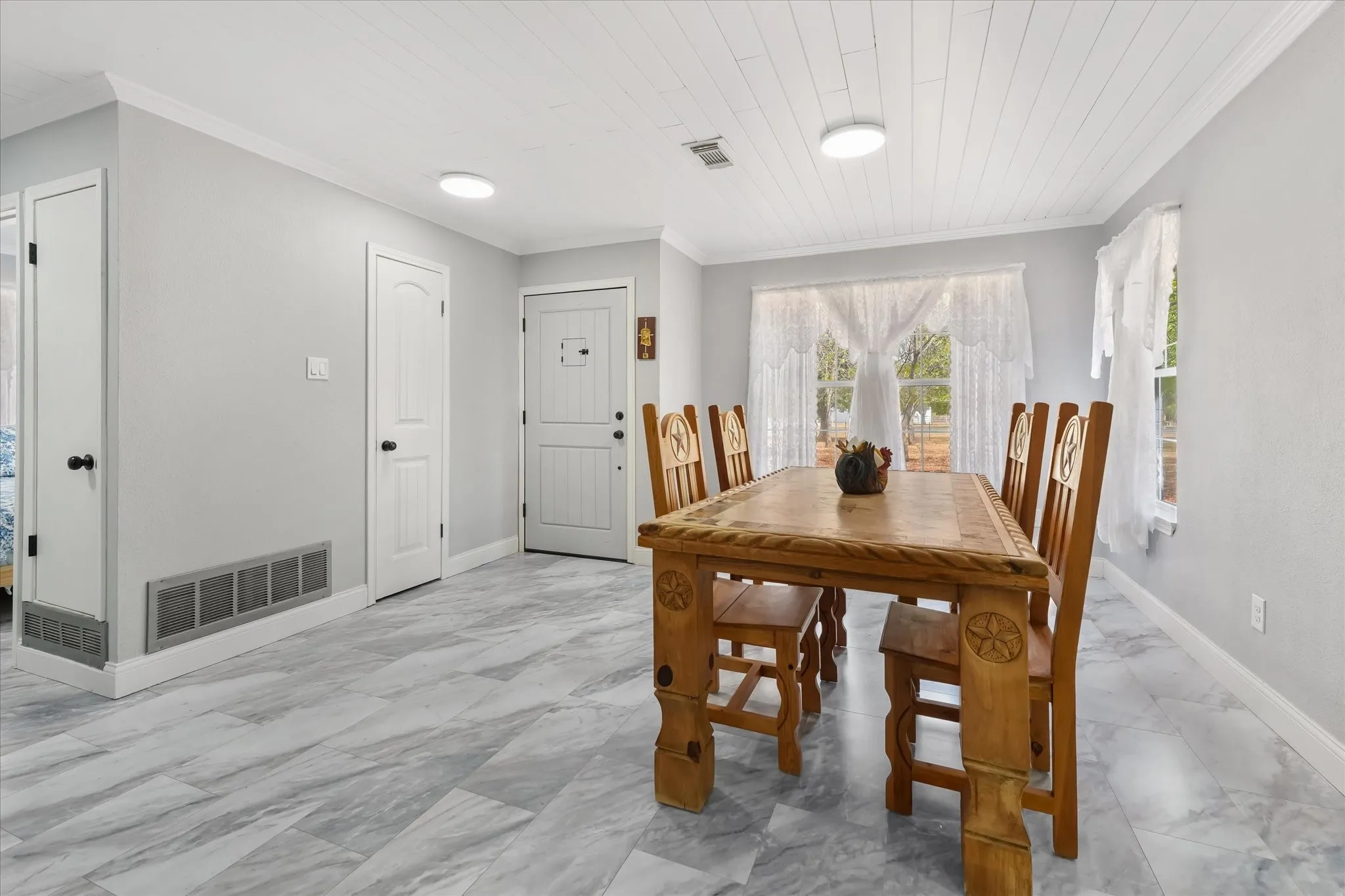 Single Family Residence For Sale in Ellis County , 102 Old Pecan, Ennis, Texas 75119, 3 Bedroom, 2 Bathroom, 2 Garage spaces, 1,579 Sqft, built in 1992, mls#21385323, Real Estate Agent in Ennis, Homes For Sale in Ellis county, Homes For Sale in Ennis, Realtor in Ennis Texas, Real Estate Brokerage Independent Realty Texas, Luminita Cordes Realtor