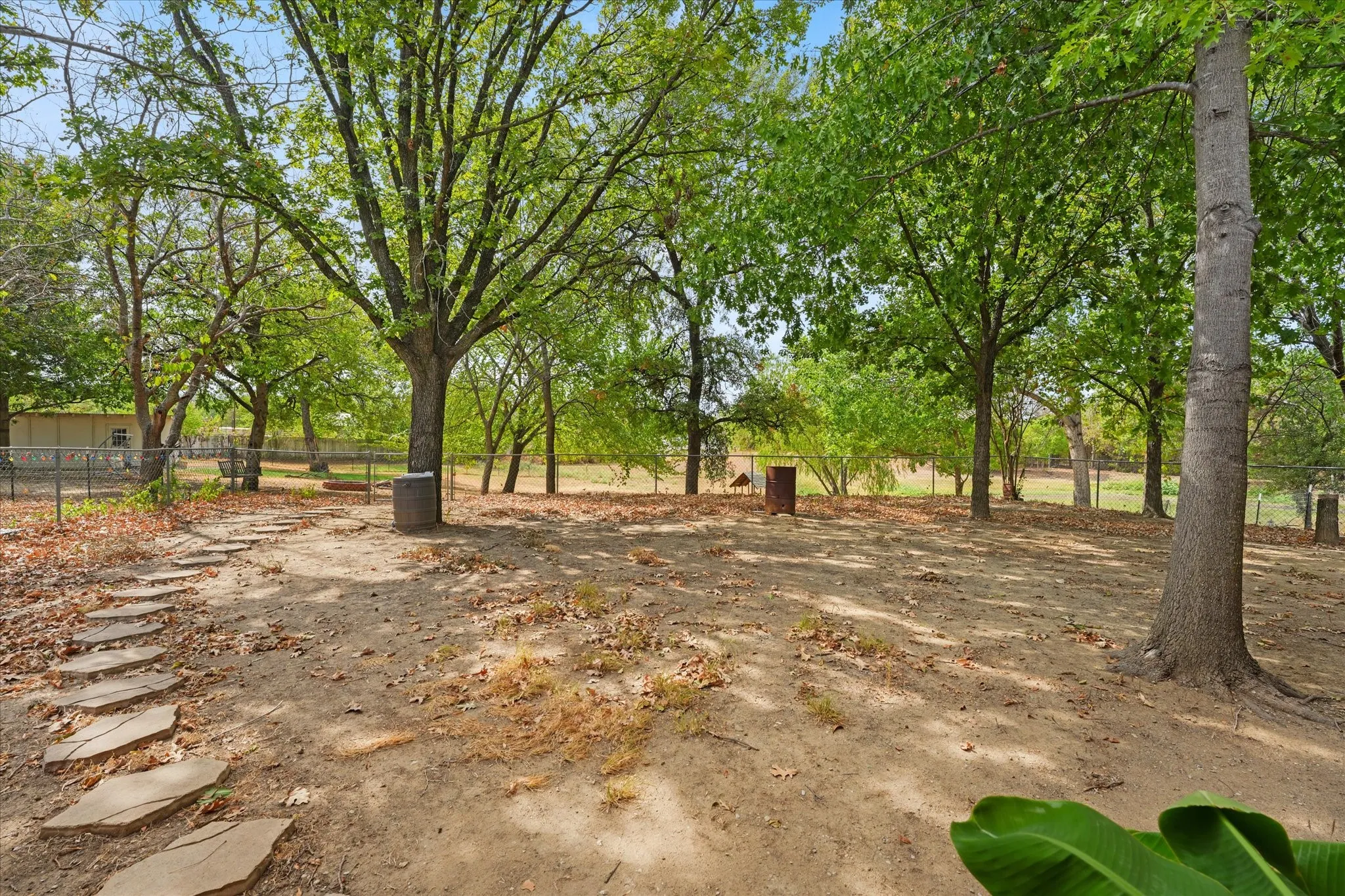 Single Family Residence For Sale in Ellis County , 102 Old Pecan, Ennis, Texas 75119, 3 Bedroom, 2 Bathroom, 2 Garage spaces, 1,579 Sqft, built in 1992, mls#21385323, Real Estate Agent in Ennis, Homes For Sale in Ellis county, Homes For Sale in Ennis, Realtor in Ennis Texas, Real Estate Brokerage Independent Realty Texas, Luminita Cordes Realtor