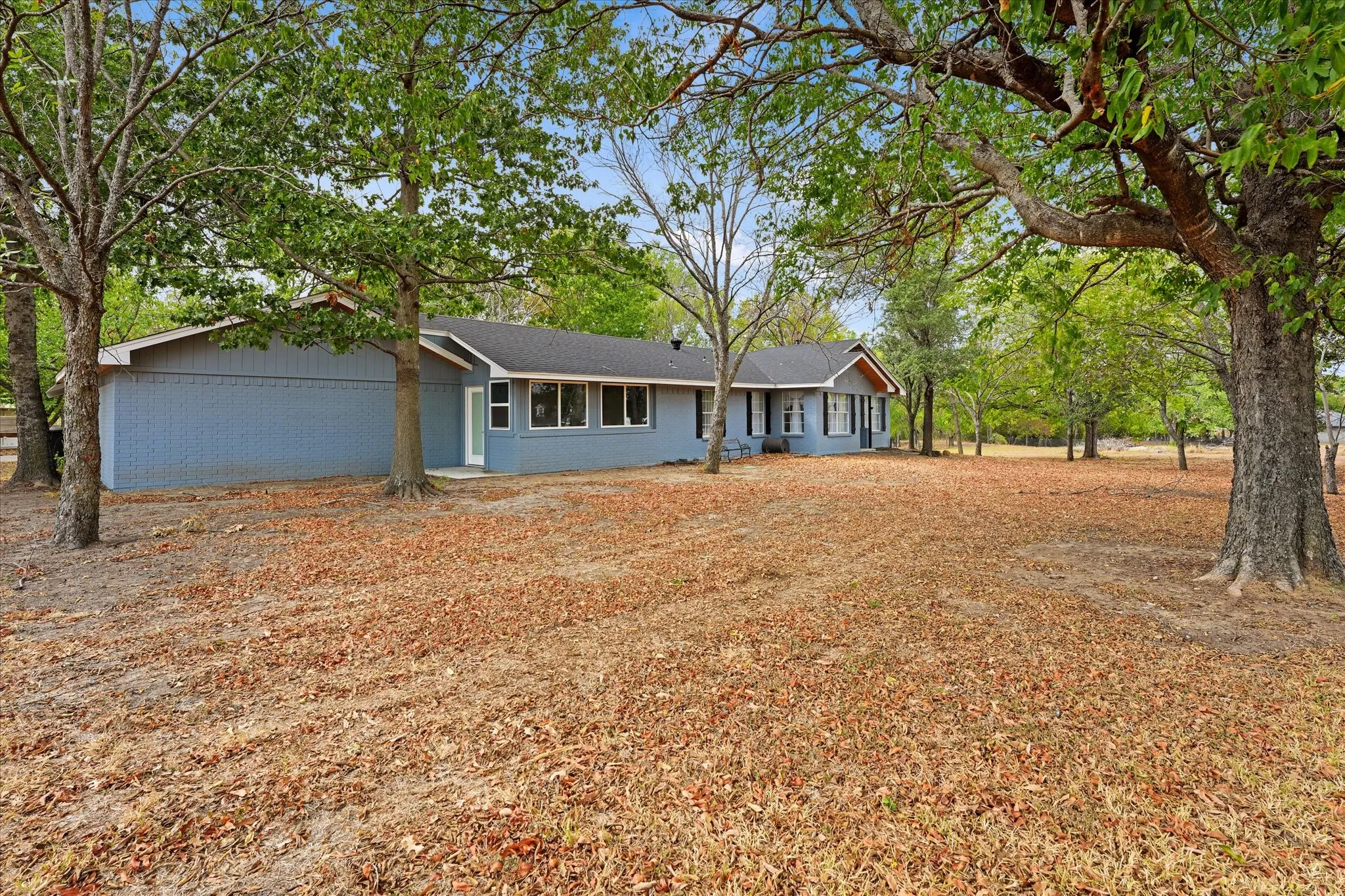 Single Family Residence For Sale in Ellis County , 102 Old Pecan, Ennis, Texas 75119, 3 Bedroom, 2 Bathroom, 2 Garage spaces, 1,579 Sqft, built in 1992, mls#21385323, Real Estate Agent in Ennis, Homes For Sale in Ellis county, Homes For Sale in Ennis, Realtor in Ennis Texas, Real Estate Brokerage Independent Realty Texas, Luminita Cordes Realtor