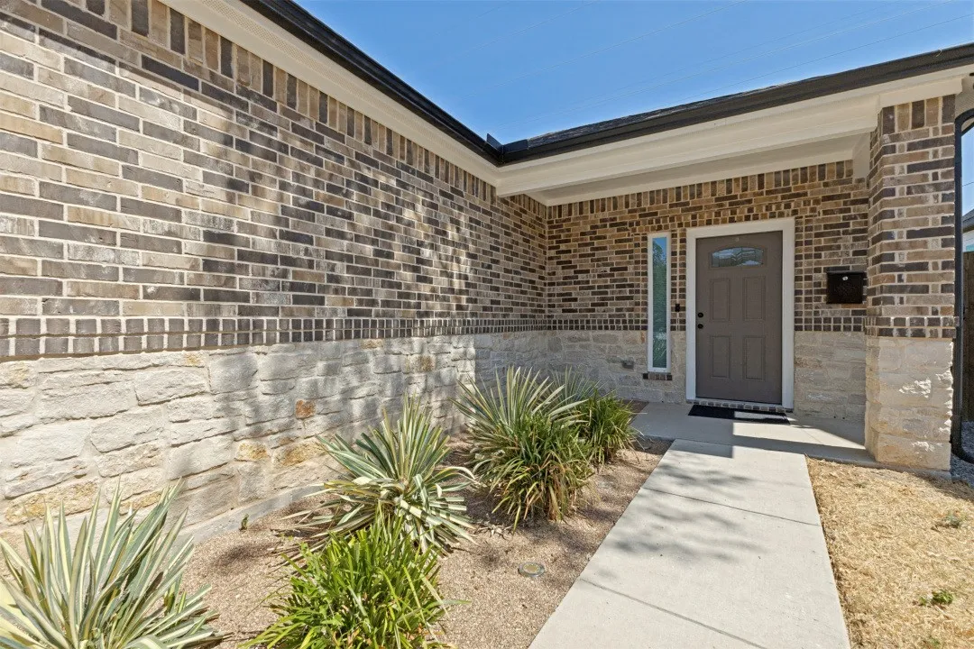 Single Family Residence For Sale in Dallas County , 612 S Moore Street, Dallas, Texas 75203, 3 Bedroom, 2 Bathroom, 2 Garage spaces, 1,506 Sqft, built in 2022, mls#21396966, Real Estate Agent in Dallas, Homes For Sale in Dallas county, Homes For Sale in Dallas, Realtor in Dallas Texas, Real Estate Brokerage Independent Realty Texas, Luminita Cordes Realtor