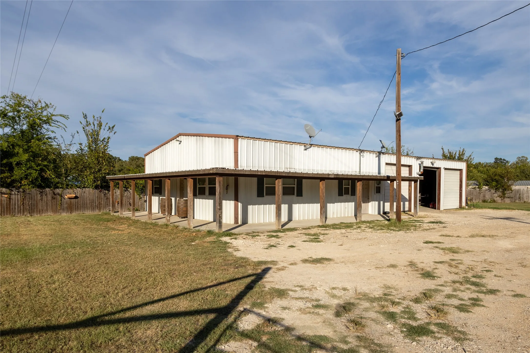 Single Family Residence For Sale in Rains County , 6792 N State Highway 19, Emory, Texas 75440, 2 Bedroom, 1 Bathroom, 3 Garage spaces, 1,296 Sqft, built in 2019, mls#21395445, Real Estate Agent in Emory, Homes For Sale in Rains county, Homes For Sale in Emory, Realtor in Emory Texas, Real Estate Brokerage Independent Realty Texas, Luminita Cordes Realtor