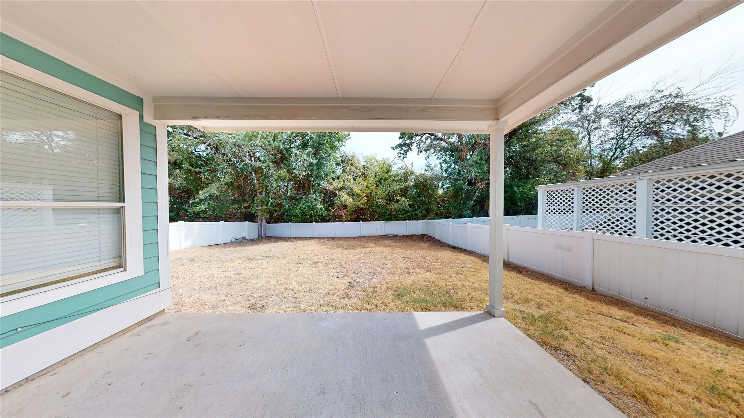 Covered patio with a concrete surface