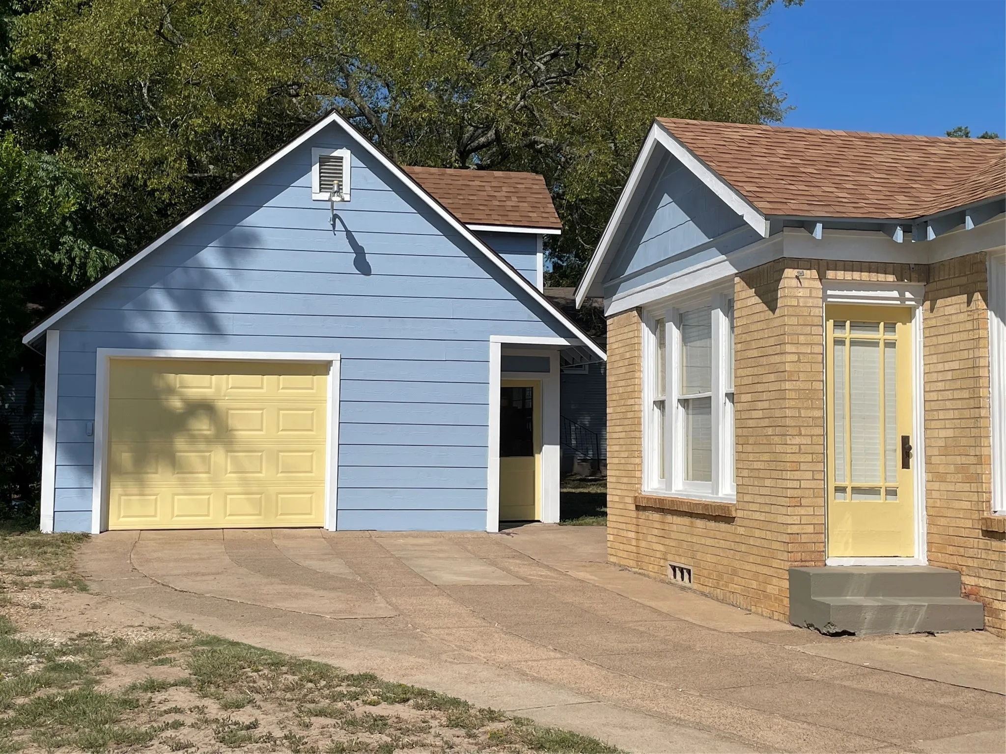 Single Family Residence For Sale in Henderson County , 300 S Prairieville Street, Athens, Texas 75751, 3 Bedroom, 2 Bathroom, 1 Garage spaces, 1,838 Sqft, built in 1937, mls#21388845, Real Estate Agent in Athens, Homes For Sale in Henderson county, Homes For Sale in Athens, Realtor in Athens Texas, Real Estate Brokerage Independent Realty Texas, Luminita Cordes Realtor