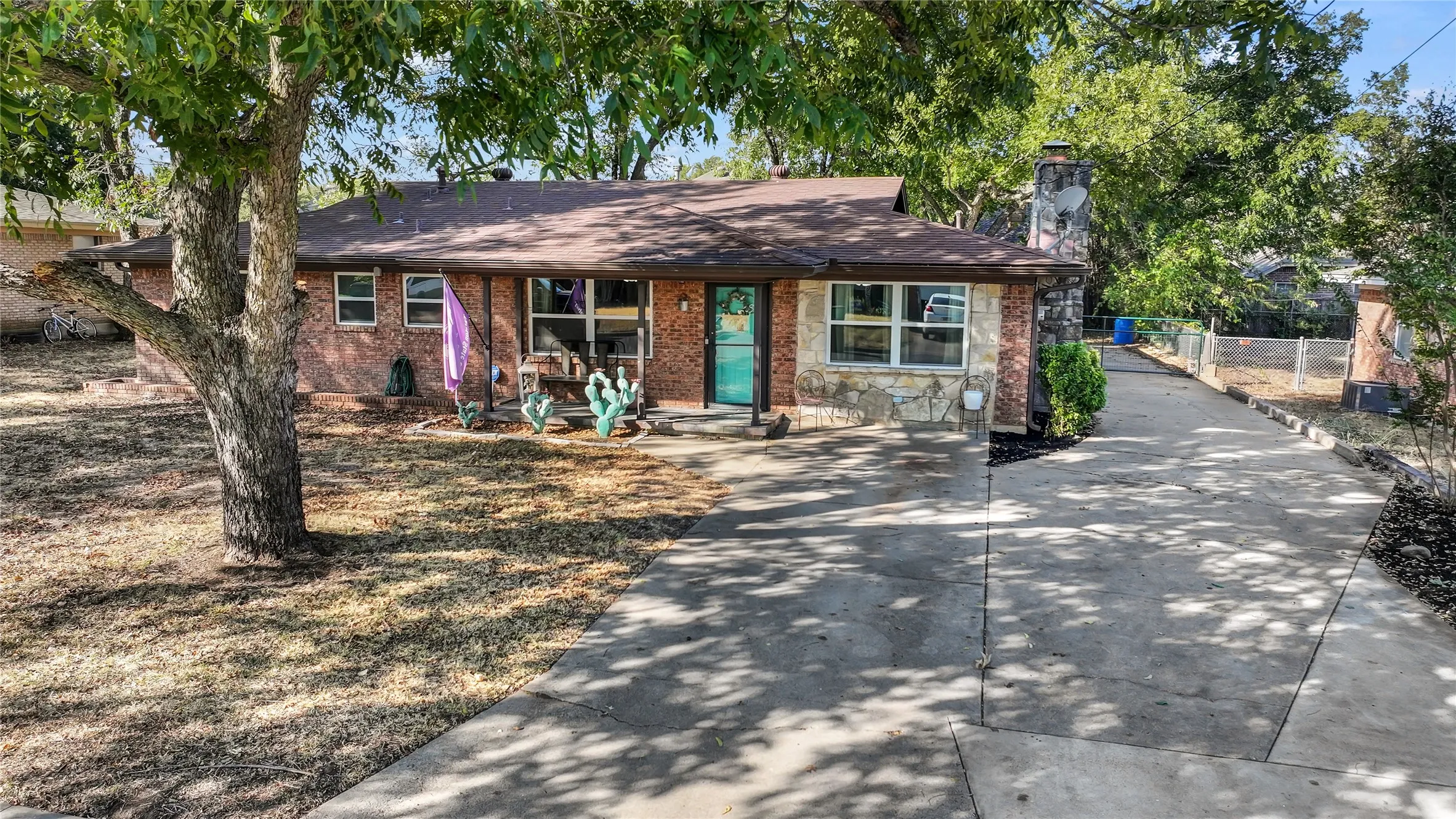 Single Family Residence For Sale in Erath County , 1772 N Bingham Street, Stephenville, Texas 76401, 3 Bedroom, 2 Bathroom, Garage spaces, 1,581 Sqft, built in 1965, mls#21397014, Real Estate Agent in Stephenville, Homes For Sale in Erath county, Homes For Sale in Stephenville, Realtor in Stephenville Texas, Real Estate Brokerage Independent Realty Texas, Luminita Cordes Realtor