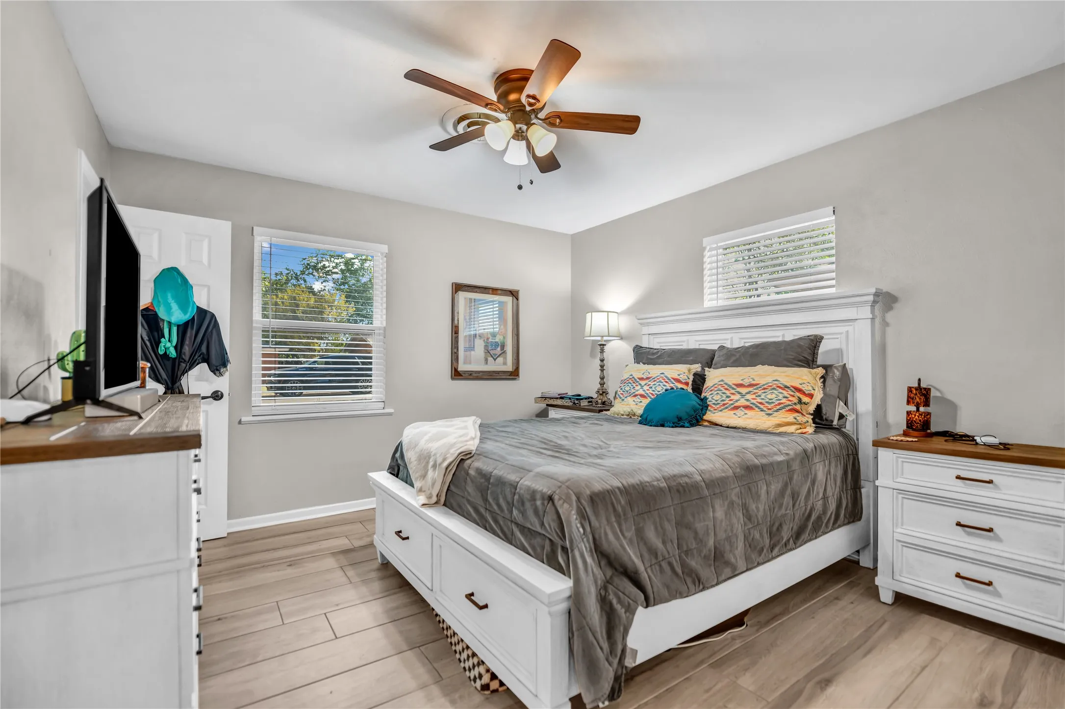 Recessed lighting, wood-finish flooring, white window blinds, and a ceiling fan with integrated lighting