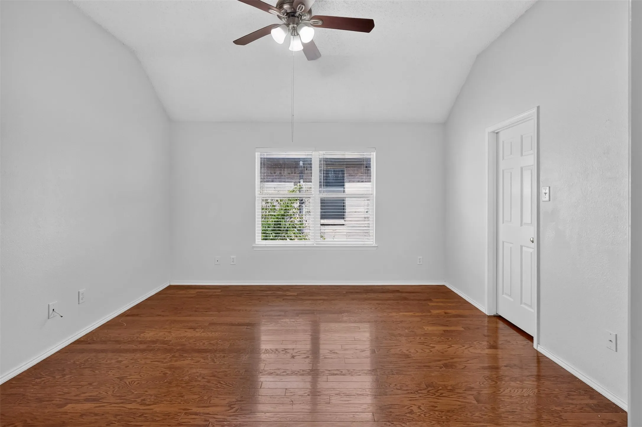 Single Family Residence For Rent in Tarrant County , 3526 Sedona Drive, Grand Prairie, Texas 75052, 4 Bedroom, 2 Bathroom, 2 Garage spaces, 2,162 Sqft, built in 2001, mls#21397015, Real Estate Agent in Grand Prairie, Homes For Rent in Tarrant county, Homes For Rent in Grand Prairie, Realtor in Grand Prairie Texas, Real Estate Brokerage Independent Realty Texas, Luminita Cordes Realtor