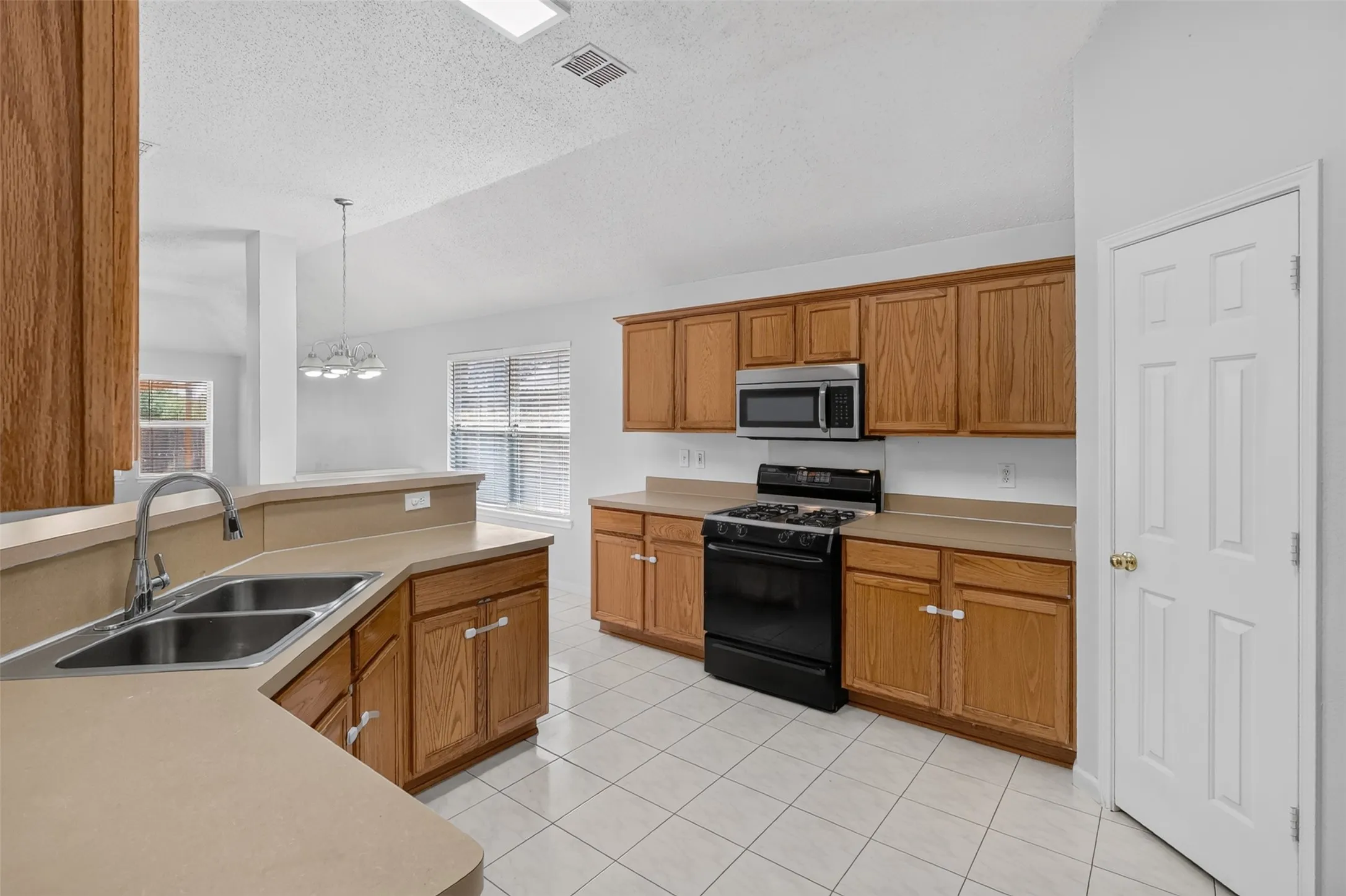 Single Family Residence For Rent in Tarrant County , 3526 Sedona Drive, Grand Prairie, Texas 75052, 4 Bedroom, 2 Bathroom, 2 Garage spaces, 2,162 Sqft, built in 2001, mls#21397015, Real Estate Agent in Grand Prairie, Homes For Rent in Tarrant county, Homes For Rent in Grand Prairie, Realtor in Grand Prairie Texas, Real Estate Brokerage Independent Realty Texas, Luminita Cordes Realtor