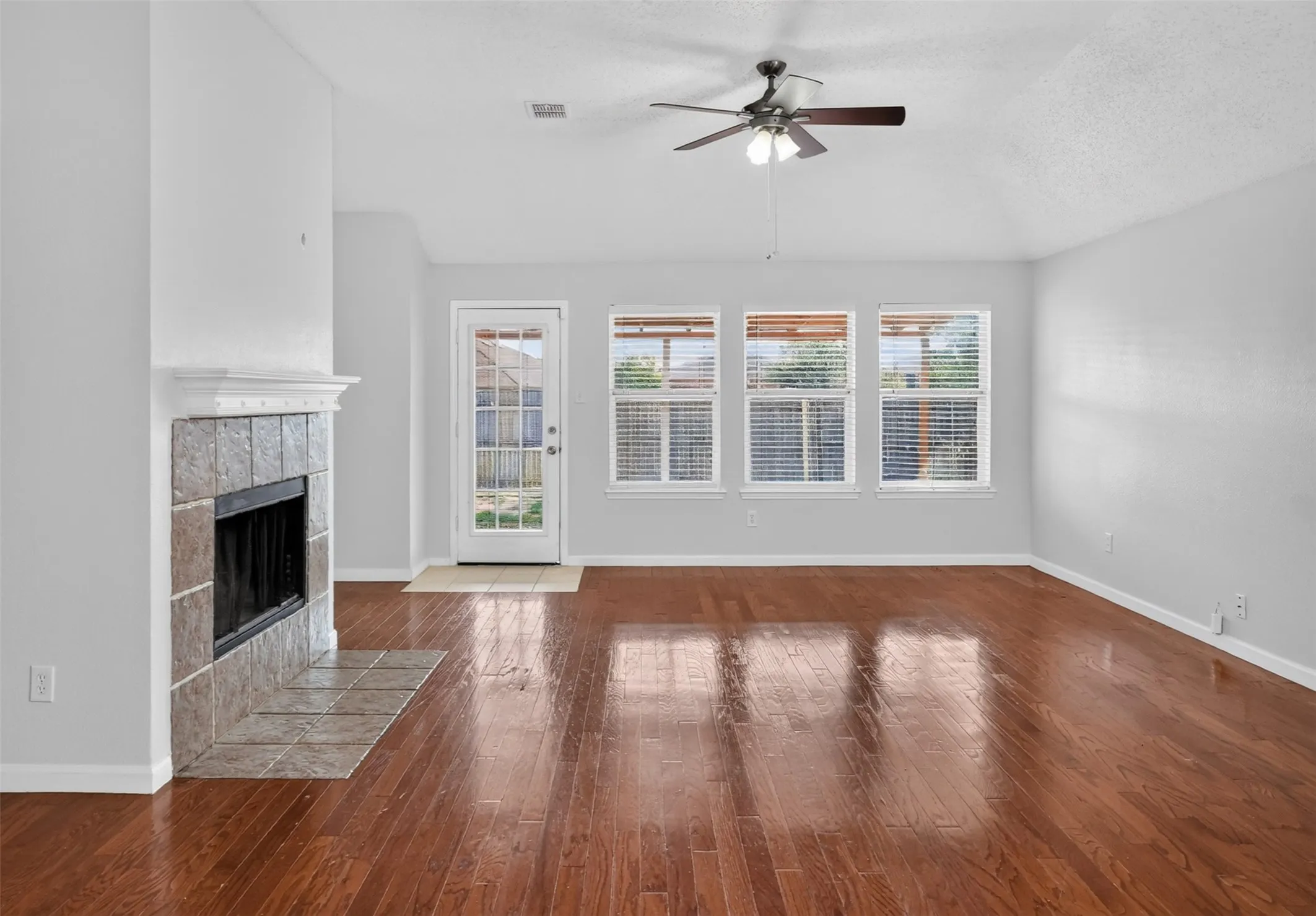 Single Family Residence For Rent in Tarrant County , 3526 Sedona Drive, Grand Prairie, Texas 75052, 4 Bedroom, 2 Bathroom, 2 Garage spaces, 2,162 Sqft, built in 2001, mls#21397015, Real Estate Agent in Grand Prairie, Homes For Rent in Tarrant county, Homes For Rent in Grand Prairie, Realtor in Grand Prairie Texas, Real Estate Brokerage Independent Realty Texas, Luminita Cordes Realtor