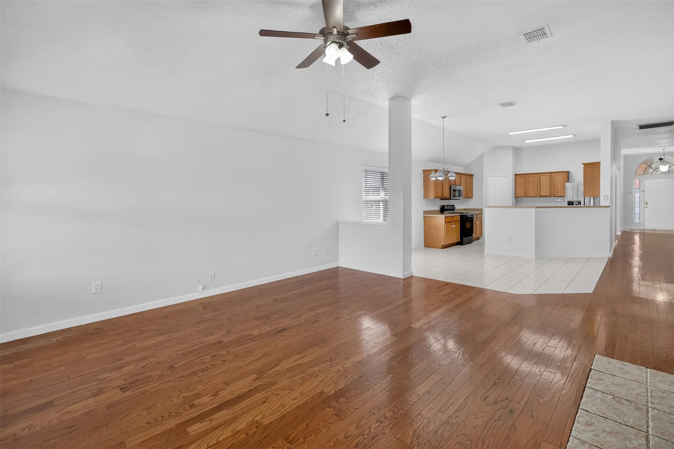 Single Family Residence For Rent in Tarrant County , 3526 Sedona Drive, Grand Prairie, Texas 75052, 4 Bedroom, 2 Bathroom, 2 Garage spaces, 2,162 Sqft, built in 2001, mls#21397015, Real Estate Agent in Grand Prairie, Homes For Rent in Tarrant county, Homes For Rent in Grand Prairie, Realtor in Grand Prairie Texas, Real Estate Brokerage Independent Realty Texas, Luminita Cordes Realtor