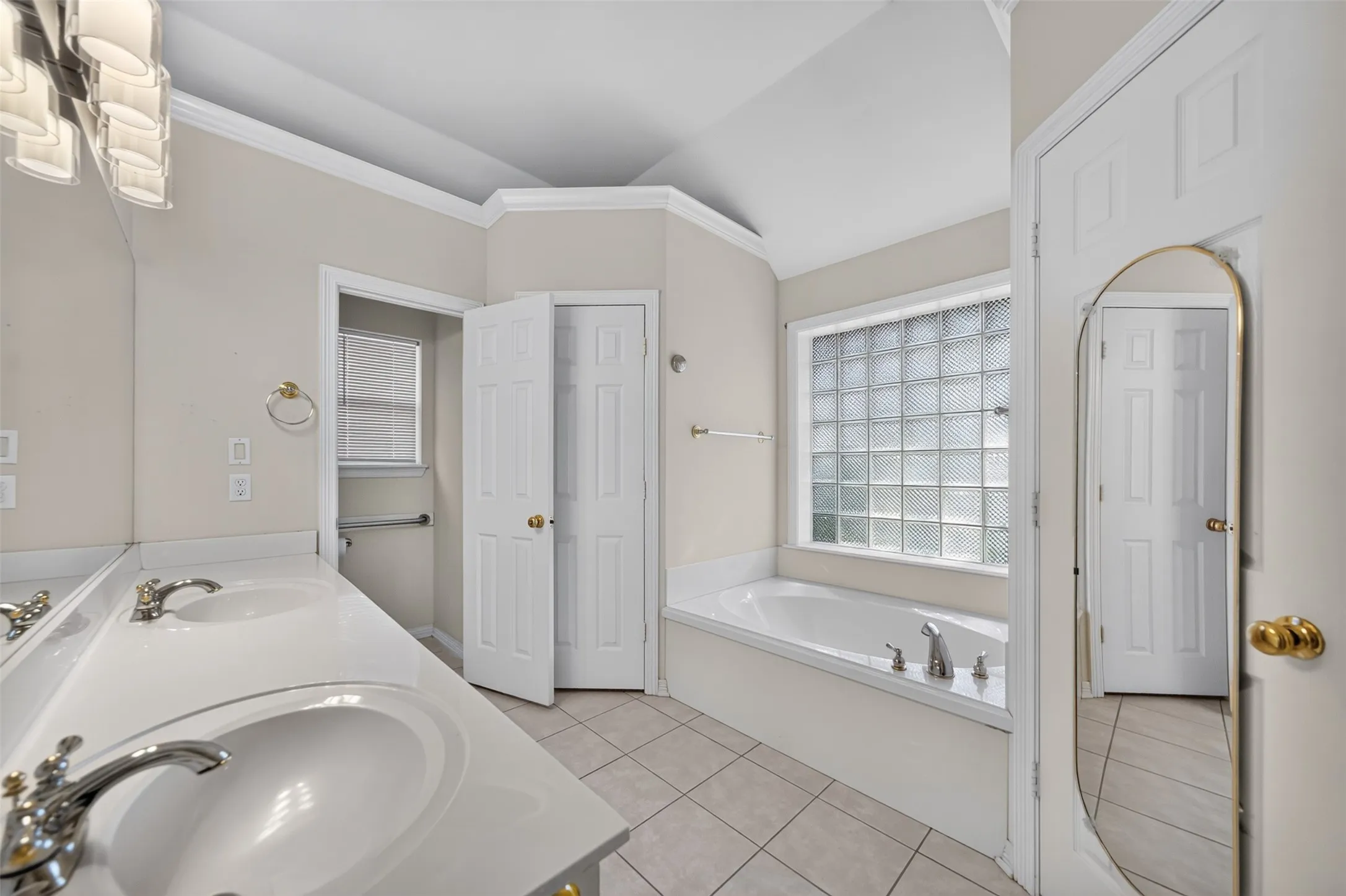 Single Family Residence For Sale in Henderson County , 202 Northcreek Drive, Chandler, Texas 75758, 4 Bedroom, 2 Bathroom, 2 Garage spaces, 2,102 Sqft, built in 1999, mls#21396868, Real Estate Agent in Chandler, Homes For Sale in Henderson county, Homes For Sale in Chandler, Realtor in Chandler Texas, Real Estate Brokerage Independent Realty Texas, Luminita Cordes Realtor